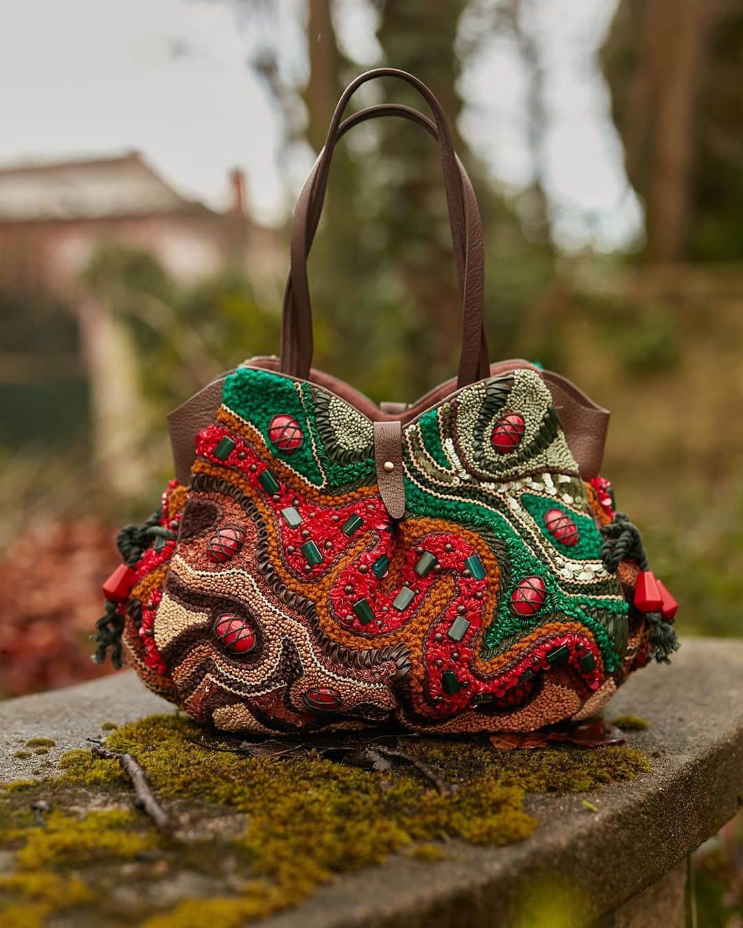 ジャマンピュエッシュのインスタグラム：「One of the most fascinating designs of this winter’s collection, the Evros is an elegant shoulder bag featuring abstract serpentine waves of color created with an interplay of glass beads, sequins and large cabochons.」