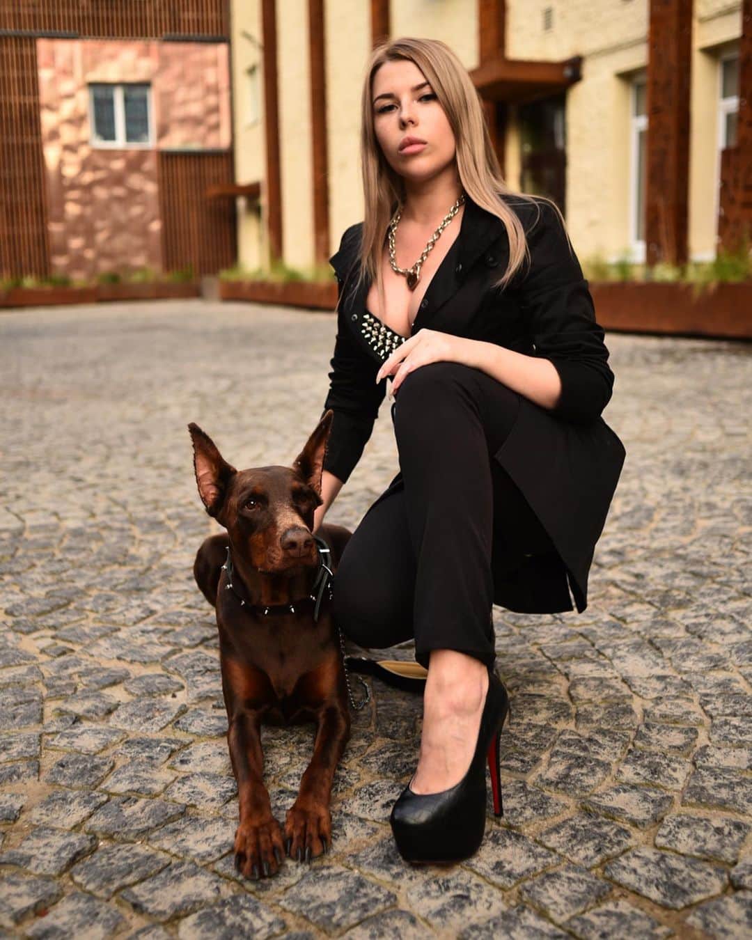 ALINA AKULAのインスタグラム：「Здесь должна быть пафосная фраза демонстрирующая мою невообразимую крутость. Но ее нет. Впрочем, я доверяю Вашей фантазии!   #dobermaninstagram #dober」