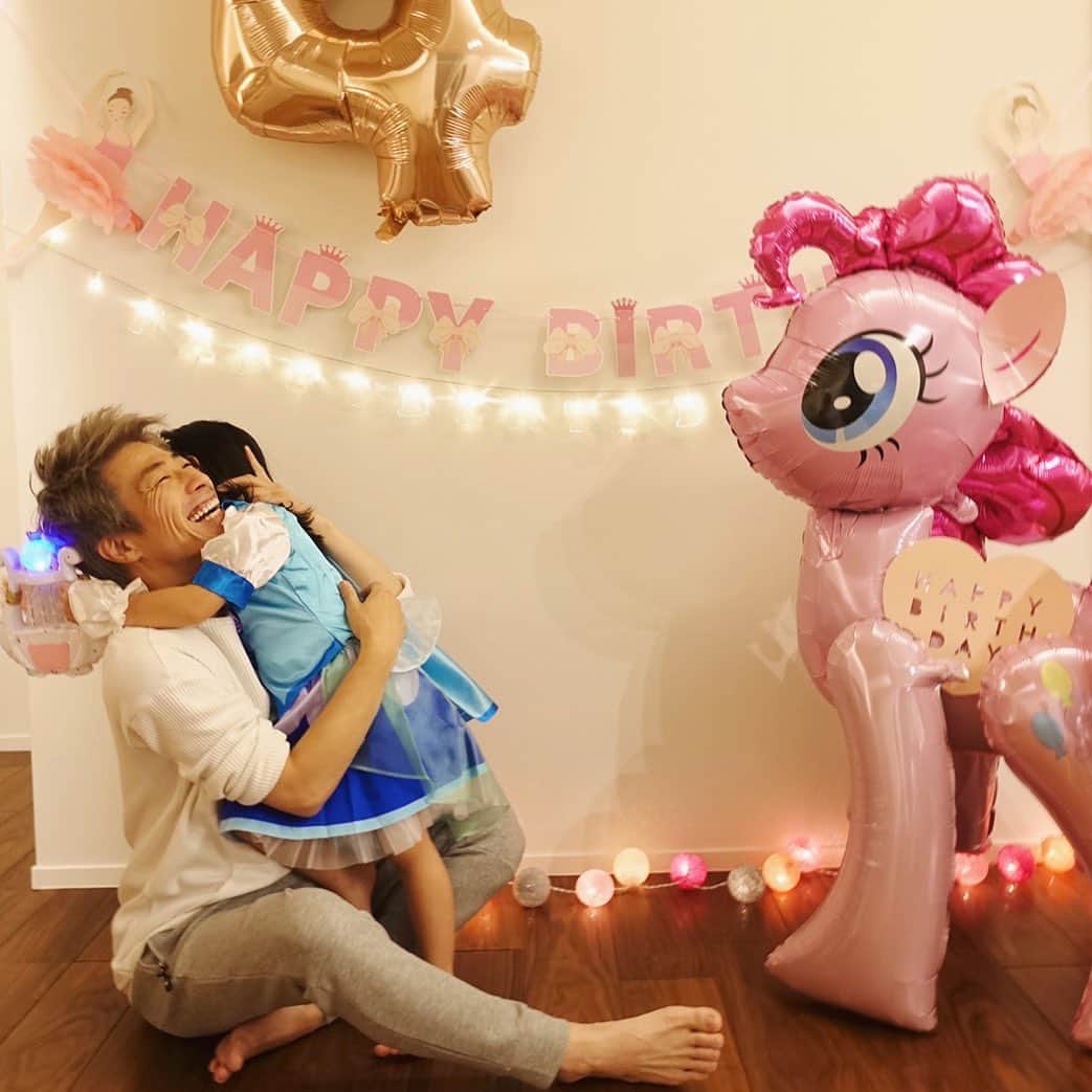 田村淳のインスタグラム：「長女の４歳の誕生日 今、プリキュアとゲゲゲの鬼太郎にハマってるんですが…パパからのプレゼントはプリキュアフォンテーヌの衣装にしました！ありがとうと言ってハグしてくれるのは、あと何回だろうか？このハグされたらなんでも買ってしまいそうになるw買わない努力…我慢我慢^_^  #プリキュア #プリキュアフォンテーヌ #目玉のオヤジのことを目玉のお父さんと言うよ」