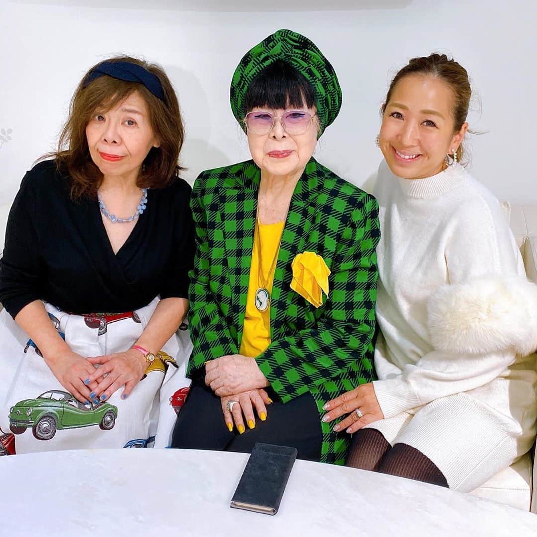のインスタグラム：「*﻿ 【Yumi Katsura&THE HANY&EMarie Instagram LIVE配信】のお知らせ♡﻿ ﻿ 10月23日20時より、桂由美＆エマ理永＆伊藤羽仁衣によるInstagram LIVEでのコラボ配信を開催致します。﻿ 各デザイナーとっておきのウエディングドレスを背景に、ドレスのデザインについてや選び方のポイントなどを中心にお話し予定です💐﻿ ﻿ 普段なかなか聞くことができない気になることや裏話が聞けちゃうかも！？﻿ 各社Instagram公式アカウントにて、質問受付中✨﻿ ﻿ プレ花嫁様には、結婚準備の応援に、視聴者プレゼントもご用意しております👗 日本を代表する3名のデザイナーによる生配信、ぜひお見逃しなく！﻿ ﻿ @yumikatsurajapan  @emarie_wedding  @thehany_official  #instagramlive #インスタライブ #インスタライブ生配信 #桂由美 #桂由美ドレス #yumikatsura #エマリーエ #thehany #ウエディングドレス #ウエディングドレス試着 #ウエディングドレス選び #運命の一着 #プレ花嫁 #プレ花嫁応援 #プレ花嫁準備 #結婚準備 #ドレス迷子 #ドレス迷子の花嫁さんを救いたい #プレ花嫁2020 #プレ花嫁2021」