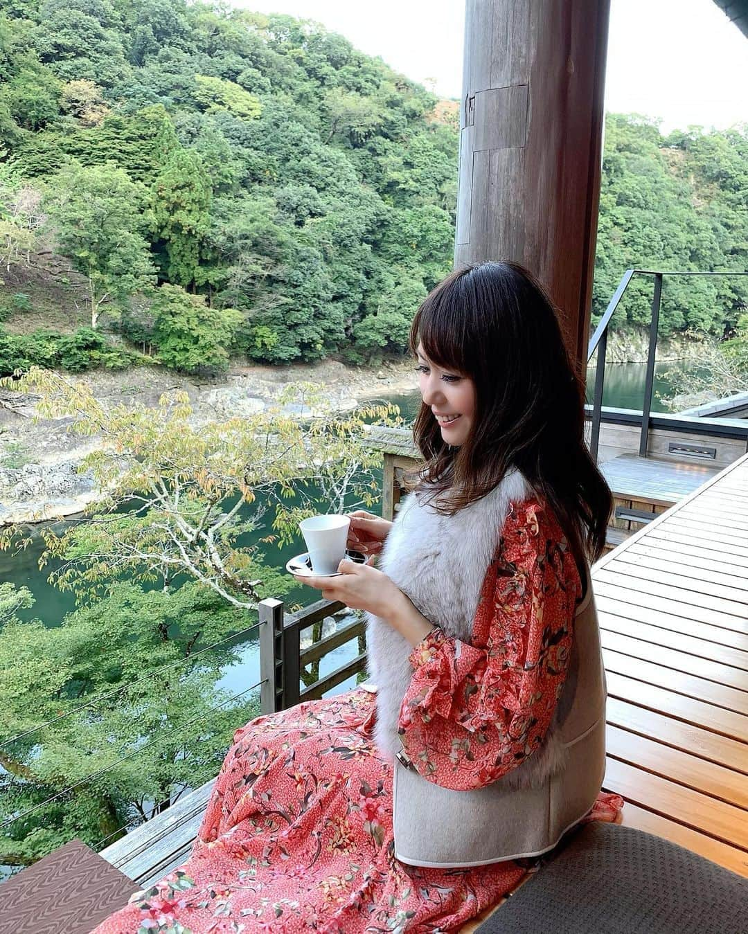 ikuさんのインスタグラム写真 - (ikuInstagram)「こんばんは♡ おつかれさま♡ ・  1年半ぶりの #星野や京都  山と川しかないけどこれに癒される笑空気も澄んでて美味しい💕気がする🥰 旅館までの船も景色がとっても綺麗だったわ～やっぱ自然ていいな✨ 少しだけほんのり紅葉してたかな🍁 ・ この赤のワンピがまた映える💕  @adonisis_official  春にもまた着れるしやっぱこの色にして良かった！肩から袖口にかけてのフリルに(๑´ω`๑)♡ｷｭﾝ✨ また全身も載せるね🎵 ・ ファーベストは  @doublestandard_official  ここでよくファーベスト買うんだけど後ろにフードがついてないのははじめて👌これもこの時期使える💕 ・ #京都#京都旅行#プチ旅行##絶景#景色#青紅葉#綺麗#桂川#嵐山#travel#travelgram #タビジョ#秋ファッション#アドニシス#アドニシスタ#adonisis#ワンピースコーデ #ワンピ好き#大人可愛いコーデ #フェミニン」10月21日 17時58分 - cheriee515