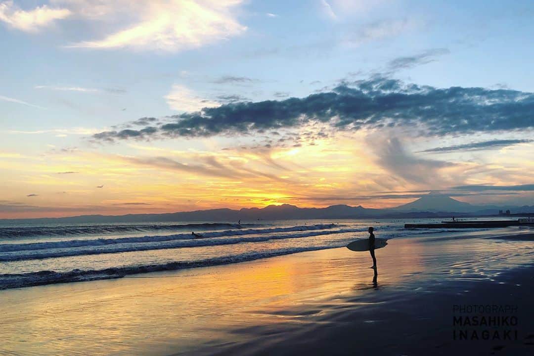 稲垣雅彦のインスタグラム：「久しぶりに海に やはり海はいいなぁ✨ココロがやすらぐ 今日はいい波がたっていてサーファーもみんな嬉しそう😊  #湘南　#夕日  #サーファー  #sunset #sea #鵠沼海岸」