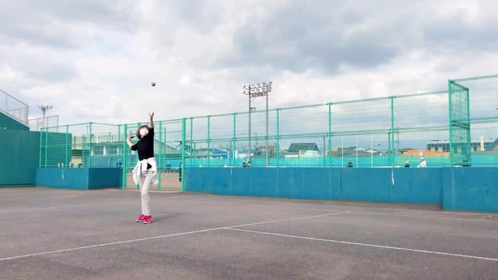 のインスタグラム：「#tennis  #テニス #壁打ち #1人で特訓🤣 #ソフトテニス  昔は上手かったんですけど笑🤣🙌 体がついていかないや笑 でも、やろうと思うことがまず大事ですよねー🤣  ラケット🎾　@yonex_jp  シューズ　@adidas   #sky  #sports #スポーツ   #相沢礼子　 #reikoaizawa」
