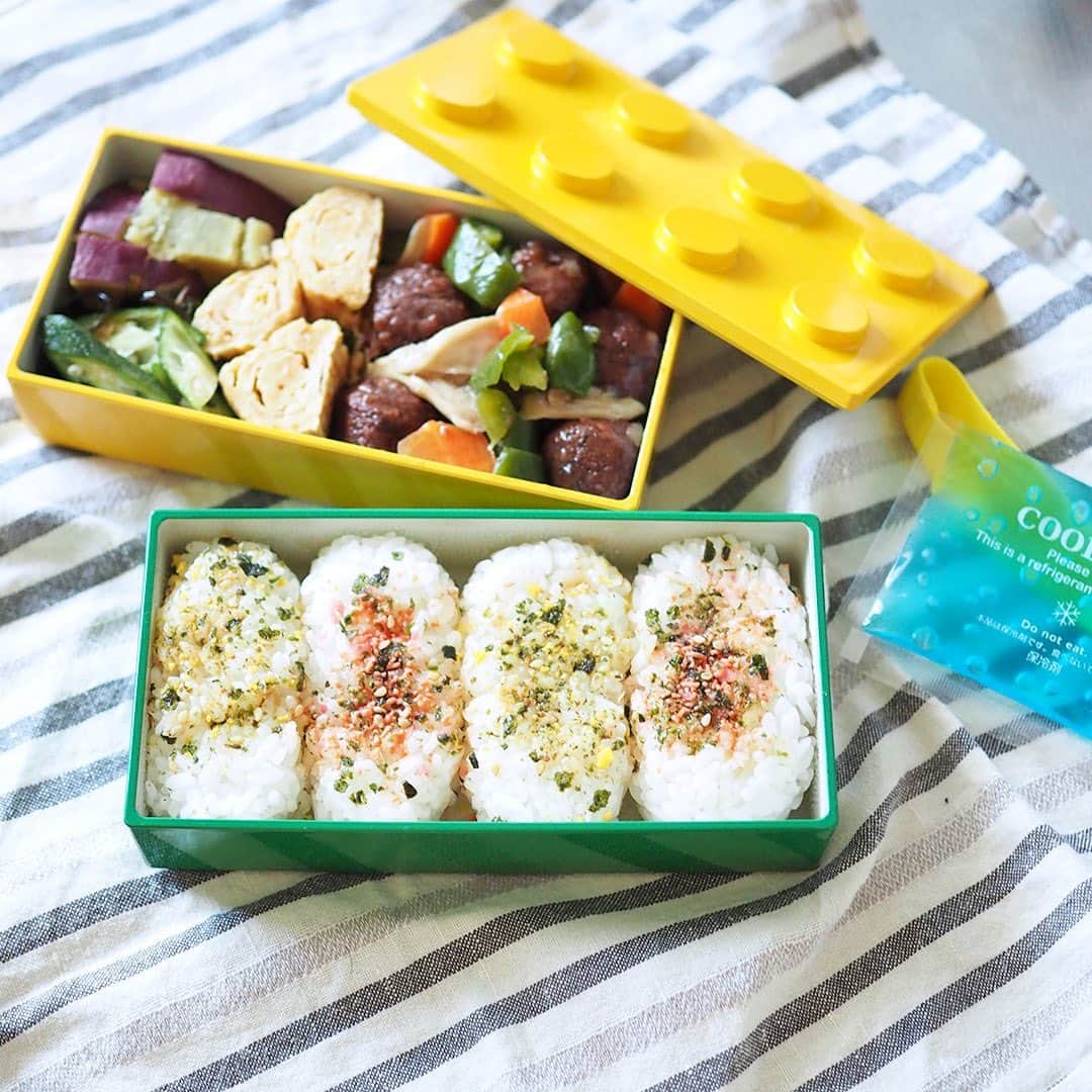 のインスタグラム：「こんにちは。 今回もワンズテラススタッフ「今日のお弁当」では、お弁当のポイントやこだわり、おすすめアイテムなどをご紹介します！ 最近、副菜レシピのバリエーションを増やすことに夢中のKさんに、お話を伺いました。  ＜第6回目＞ VMD＆VC　Kさん  ■こだわり・ポイント 「おいしいお米をいただいたのと、同僚に“おにぎりアクション”を教えてもらったので、おにぎり弁当にしてみました。最近は、副菜レシピのバリエーションを増やすのもマイブーム。以前このInstagramで紹介させていただいた、たまごはんさんのピーマンのナムルをアレンジしてオクラで作ってみたり、秋の味覚さつまいもを使って電子レンジで簡単に作れる甘辛煮に挑戦してみたりと、楽しんでいます」  ＊おにぎりアクションとは・・・ おにぎりの写真をSNS（Instagram、Twitter、Facebook）、または特設サイトに投稿すると、1枚の写真投稿につき給食5食分に相当する寄付（100円）を協賛企業が提供し、NPO法人TABLE FOR TWO Internationalを通じて、アフリカ・アジアの子どもたちに給食をプレゼントできる取り組み。詳しくは、 https://onigiri-action.com を。  ■おすすめアイテム 「二段のお弁当箱を持っていたことを思い出して使ってみました。お弁当包みは、いただきもの。二段のお弁当箱をあまり使ったことがないせいか、おかずの量がつかめずついつい二食分くらい作ってしまいました（笑）。二段に分かれていると、ご飯におかずの味が移らなくていいですね。これから少しずつコツをつかめれば、お弁当作りがより楽しく時短もできそうです」  “おにぎりアクション”ご存じでしたか？　興味がある方は是非特設サイトを見てチャレンジしてみてくださいね。  #暮らしの旬 #onesterrace #ワンズテラス #onesday #お弁当 #お弁当作り #お弁当女子 #お弁当男子 #OnigiriAction」