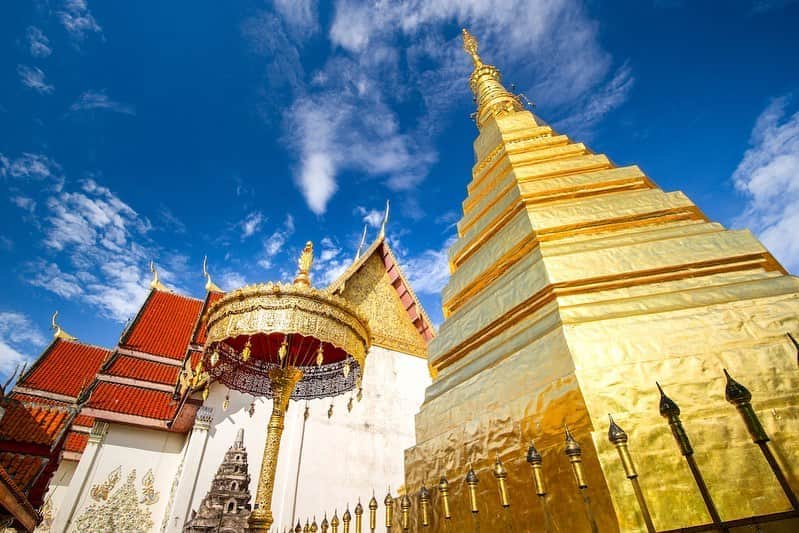 タイ国政府観光庁さんのインスタグラム写真 - (タイ国政府観光庁Instagram)「・﻿ ／⠀﻿ タイでどこ行く❓何する❓⠀﻿ 今週の注目スポットは...🇹🇭✨⠀﻿ ＼⠀﻿ ﻿ 🌟今月のテーマ：タイ北部﻿ 📍プレー﻿ ⠀﻿ 今週は、タイ最古の都市のひとつ「プレー」に注目👀✨⠀ ﻿ ﻿ タイ北部に位置するプレーは、美しい建築と文化遺産が目玉の地方都市💁﻿ かつてはミャンマーの前哨基地とされていましたが、今ではのどかな空気が流れているところも魅力です😌﻿ ﻿ 主要な観光スポットは、“寅年ゆかりの寺院”としても知られる「ワット・プラタート・チョーヘー」や、奇岩の丘が広がる「ペ・ムアン・ピー」🤫﻿ ﻿ またプレーで作られる藍染めは、人気の特産品とされています👖﻿ ﻿ ＜アクセス＞﻿ バンコクから飛行機で約1時間15分✈️﻿ ﻿ #タイ #プレー #ワットプラタートチョーヘー  #タイ寺院 #お寺巡り #ペムアンピー #ペムアンピー森林公園 #自然公園 #丘陵地 #歴女 #こんなタイ知らなかった #もっと知りタイ #タイを知りつくす #旅好きな人と繋がりたい #旅行好きな人と繋がりたい #タイ旅行 #海外旅行 #thailand #phrae #phraetrip #watphrathatchohae #temple #phaemueangphi #phaemueangphiforestpark #amazingthailand #thailandtravel #thailandtrip #thai #thaistagram #lovethailand ﻿」10月21日 18時00分 - amazingthailandjp