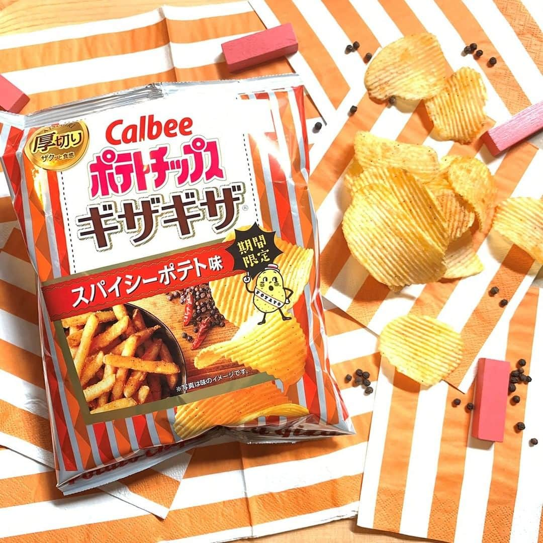 カルビーさんのインスタグラム写真 - (カルビーInstagram)「『ポテトチップスギザギザ®スパイシーポテト味』  「ポテトチップスギザギザ®」シリーズは 厚切りにあわせた「こだわりの味付け」と 食べ応えのある「ザクッと食感」が心地いい、 満足感あふれるポテトチップス♪  オニオン、ガーリックの旨みに、 後からじんわ～りとブラック＆レッドペッパーが効いてくる 「スパイシーポテト味」。  週末のご褒美にどうぞ♪  ＊全国のコンビニ以外のお店で期間限定販売中です。  #calbee #カルビー #ポテトチップス #ポテトチップスギザギザ #ギザギザ #スパイシーポテト #スパイシー #ブラックペッパー #レッドペッパー #赤 #黒 #ご褒美 #スナック菓子 #お菓子 #おやつ #週末 #おつまみ #ランチビール #じゃがいも #ストライプ #厚切り #スパイス #hot #yummy」10月21日 18時00分 - calbee_jp