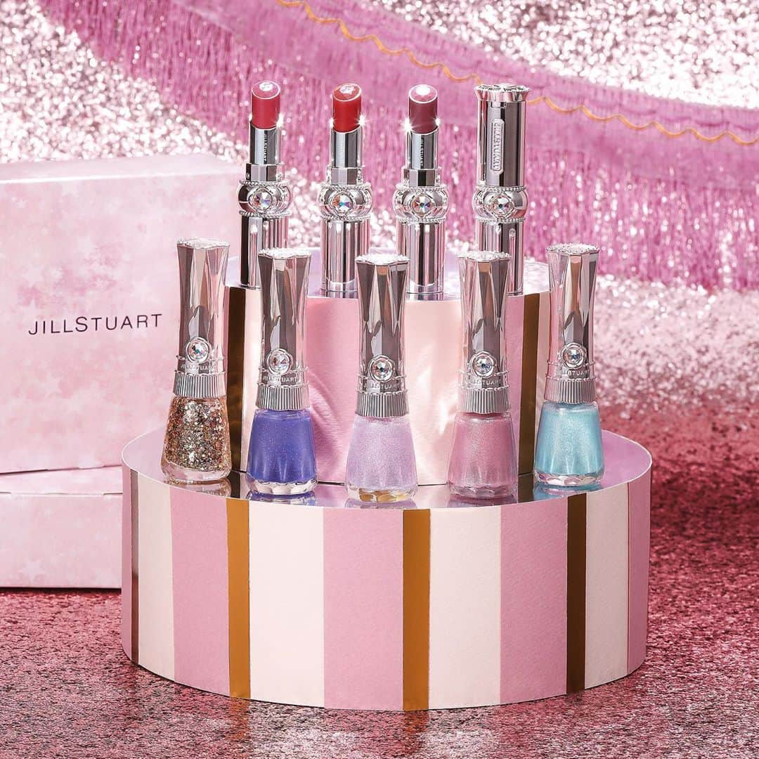 JILLSTUART BEAUTYさんのインスタグラム写真 - (JILLSTUART BEAUTYInstagram)「JILL STUART Holiday collection limited items . 11月13日(金)発売 《10月23日(金)より予約受付開始》 ～dazzling wonderland～ . ■ルージュ リップブロッサム ダズリングワンダーランド (限定3色) 人気のルージュリップブロッサムから、 ダズリングワンダーランドの世界観を表現した限定色が登場。 魅惑のカラーで、特別な一日を。 . ■ネイルラッカー ダズリングワンダーランド (限定5色) 一夜限りのサーカスのような 心おどる限定5色のネイルカラー。 贅沢なグリッターで、ホリデーシーズンの指先を飾って。 . #jillstuart #jillstuartbeauty #ダズリングワンダーランド #ホリデーコレクション #コフレ #クリスマスコフレ #ネイルラッカー #リップ #ルージュリップブロッサム #ネイル #ラメネイル」10月21日 18時00分 - jillstuartbeauty