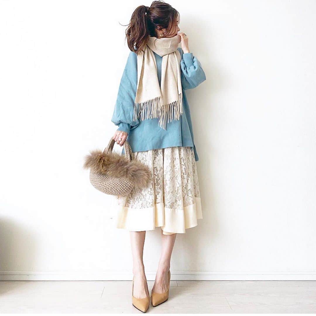 マナさんのインスタグラム写真 - (マナInstagram)「♥︎︎∗︎*ﾟ . .100%カシミア こちらのストールは#ベビーカシミア というカシミア山羊で一生に1度しか取れない、大変希少な素材らしいです✧︎*。 カシミア以上の納得の肌触り〜☺︎☺︎☺︎ 贈り物にも良さそうで、検討しています✧︎ . . @sankyoshokai で購入できます♫ .お買い物合計11,000円以上で使用できる20％OFFクーポン。(お一人様1回限り) ↓↓↓ クーポンコード：0eqyyE3n 使用方法: 決済手続きを進め「ご注文内容の最終確認」という項目にある備考欄にクーポンコードを記載。 🎁クーポンコード記載でムートン手袋present✨ 利用期限：2020/10/20 00:00 ~ 2020/11/16 10:00 . . .#ootd  knit & skirt @feerichelu  pumps @sappun_japan  bag @zakkabox_  stole #sankyoshokai . . . . . . . .#三京商会 #カシミヤストール #カシミヤマフラー #カシミア #ベビカシ #pr #ママコーデ #ママファッション #マナママコーデ #おちびコーデ  #おちびの輪 #低身長コーデ #ootd #outfit #mamagirl #locari #小柄コーデ #大人フェミニン」10月21日 18時01分 - ma_anmi