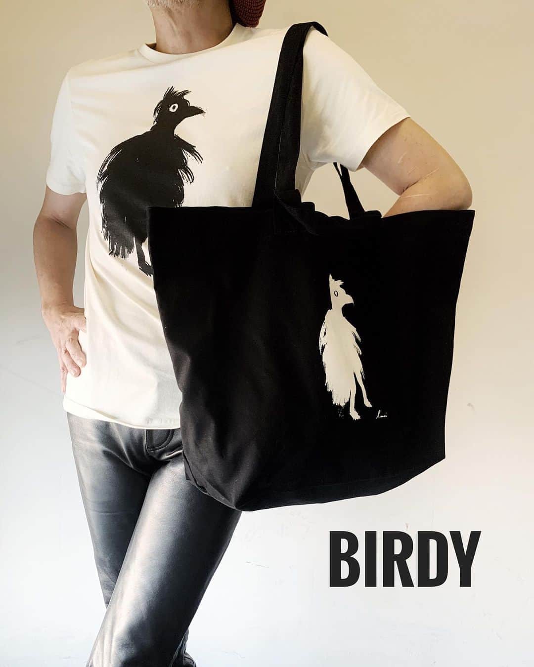 イマイアキノブのインスタグラム：「🥀新作 本日発売 トートバッグ & Tシャツ  『BIRDY』(新作) 『CROWN CAT』(新色) illustrations by imaiakinobu   ✴︎トートバッグ 『BIRDY』 (2ウェイハンドル 内ポケット付) ホワイト ブラック 各 ¥3000  ✴︎Tシャツ『BIRDY』(ボディナチュラル) サイズ  S M L XL 各 ¥3000  ✴︎Tシャツ 『CROWN CAT』 (会場販売のみ ボディナチュラル) サイズ M L 各 ¥3000  ライブ会場 及び IMAIAKINOBU OFFICIALSITE(通販) https://imaiakinobu.base.ec/ にて販売中  #imaiakinobu  #イマイアキノブ」
