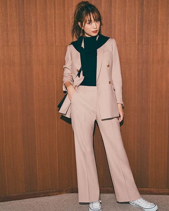 のインスタグラム：「“旬なスモーキーピンクのセットアップを引き立てるブラックアンサンブルニット”﻿  ﻿ ◇ウールブレンドウォームリザーブダブルジャケット﻿ 120404027 ¥17,000+税﻿  ﻿ ◇ウォッシャブルウールボトルネックリブニット﻿ 120401012 ¥6,990+税﻿  ﻿ ◇ウォッシャブルウールVネックリブカーディガン﻿ 120403004 ¥7,990+税﻿  ﻿ ◇ウールブレンドウォームリザーブパンツ﻿ 120406013 ¥9,990+税﻿  ﻿ ◇Wフープセットイヤーカフ﻿ 120350043 ¥1,990+税﻿  ﻿ ◇ポーチインショルダーバッグ﻿ 120350205 ¥8,990+税﻿  ﻿ ◇CONVERSE 「ALL STAR」 スニーカー﻿ 130160014 ¥6,500+税﻿  ﻿ ※全て通常販売価格となります。﻿ ﻿ @yuri_ebihara   ﻿ #PLST#プラステ#シンプルコーデ#きれいめカジュアル#カジュアル#秋コーデ#冬コーデ#ウォームリザーブ#くすみカラー#セットアップ#ジャケット#アンサンブルニット」