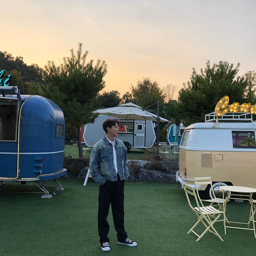 イテソンのインスタグラム：「2020.10.21.수요일 날씨 소오름! 정말 소중하고 행복하고 감사한 나날들...항상 함께해줘서 고마워요들❤️ 오늘 저녁 8시! 말 안해도 이젠 알죠?~~이따 봐요🤘」