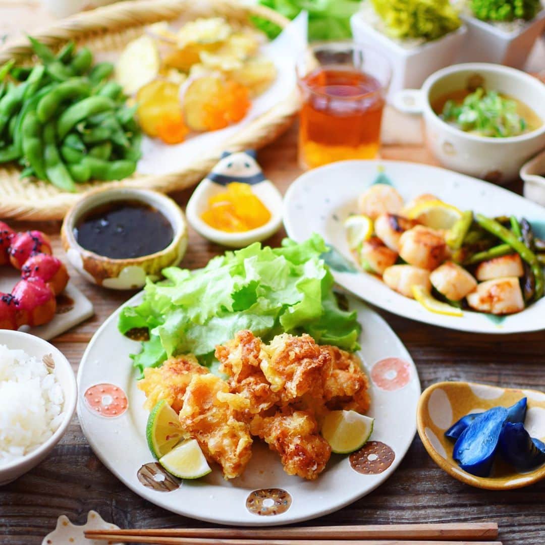 nao_cafe_のインスタグラム：「#晩ごはん . . この間の晩ごはんです♡ 鶏天、野菜天と 帆立とアスパラのバター焼き🥰 うまうま♡ . 帆立はふるさと納税のものなのですが、 たくさん入って大きくてとても美味しいのー♡ コスパよくてリピです😊 帆立フライ、バター焼き、パスタと たっぷり楽しみました😆💕 オススメのふるさと納税返礼品、 今度まとめて楽天roomに載せますね😊(ってROOMずっと放置してるけど🙄。久しぶりに色々載せてみます💪💦) . . 今日もお疲れ様でした😊 . . 2020.10.21 . . . #うちごはん#おうちごはん #おうちごはんラバー #おうちごはん部 #夕飯#日本食#和食#鶏天#帆立#ふるさと納税#楽天room#roomインフルエンサー #うつわ好き #うつわ #中村佳菜子」