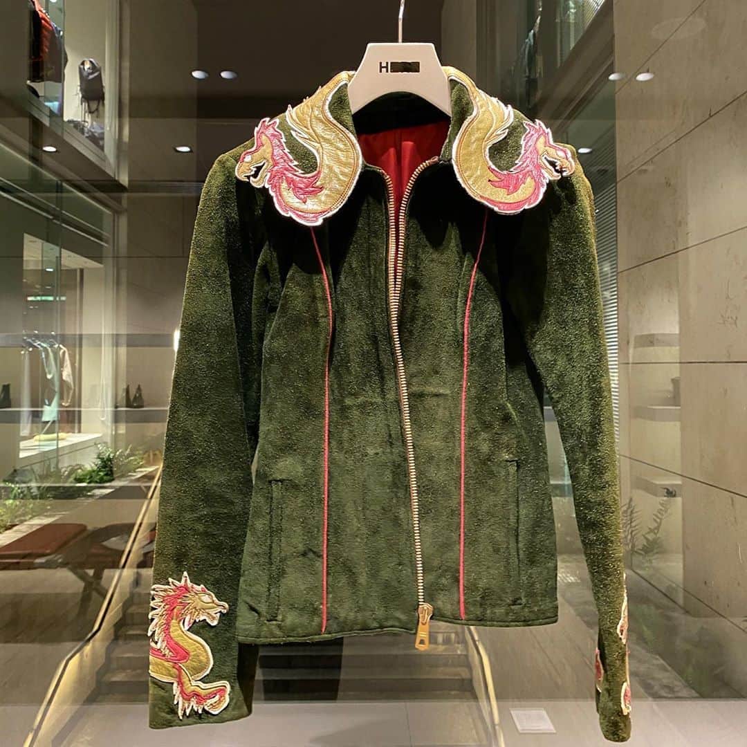 のインスタグラム：「＜East West Musical Instruments Co.＞ Dragon jacket (Ladies) ¥2,200,000-(tax in)  ＜East West Musical Instruments Co.＞ Pin-up ¥770,000-(tax in)  #H_beautyandyouth @h_beautyandyouth  #BEAUTYANDYOUTH #Unitedarrows #EastWestMusicalInstruments  #eastwestmusicalinstrumentsco  #SouthParadisoLeather」