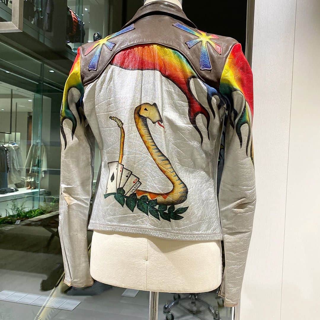 のインスタグラム：「＜East West Musical Instruments Co.＞ Maltese Chopper "Tony's Lucky Rattle Snake Chopper" ¥1,650,000-(tax in)  #H_beautyandyouth @h_beautyandyouth  #BEAUTYANDYOUTH #Unitedarrows #EastWestMusicalInstruments  #eastwestmusicalinstrumentsco  #SouthParadisoLeather」