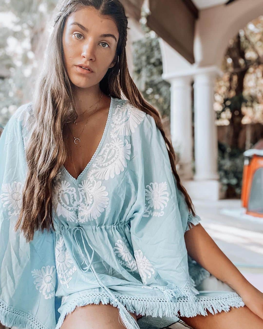エイミー・ウィラートンのインスタグラム：「Took a few takes to get a nice dreamy shot of this @melissaodabash kaftan ... swipe to view the new queen on the block 😆#beachvibes #melissaodabash」