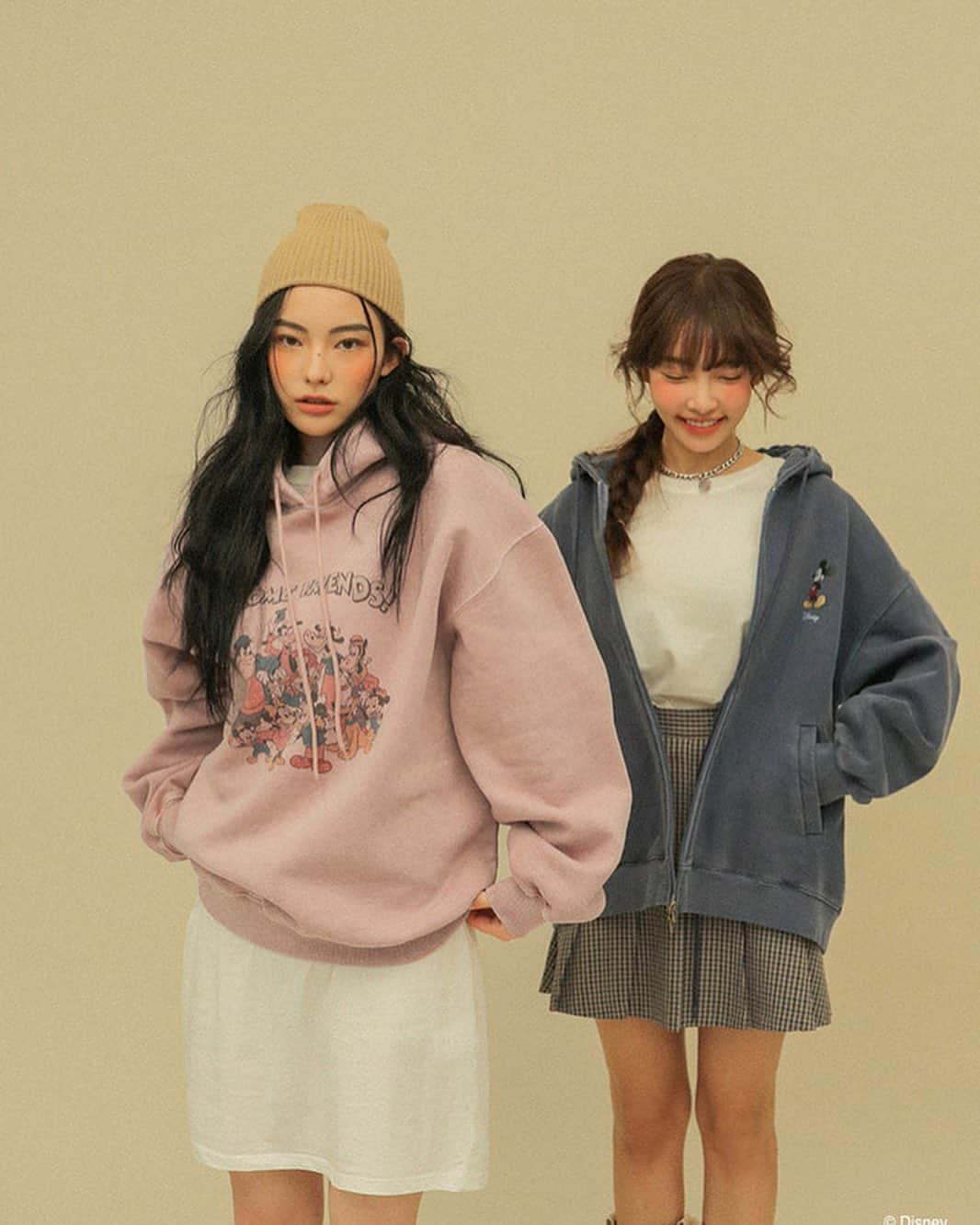 Official STYLENANDAのインスタグラム：「#StylenandaxDisney 차별화된 감성의 빈티지 & 클래식 무드로 F/W 시즌을  완벽하게 소화해줄 Stylenanda l Disney 컬렉션💕 - ✔️클래식한 프렌즈 날염의 후드 티셔츠 [Disney] 프렌즈크루 워싱기모후드T - ✔️스탠드한 여유핏의 내추럴 아우터룩 [Disney] 마우스나염 기모후드집업 #stylenanda #난다메이드 #nandamade」