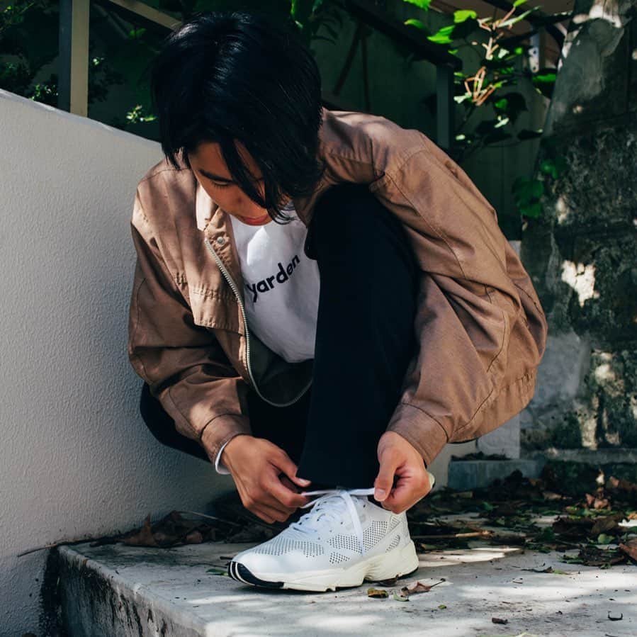 一平（Gパンパンダ）さんのインスタグラム写真 - (一平（Gパンパンダ）Instagram)「アディダスっぺー﻿ ﻿ 新しく買ったアディダスのスニーカーを、﻿ 結んでるところをパシャ。﻿ ﻿ ﻿ #Gパンパンダ #芸人 #お笑い芸人 #素敵マン﻿ #おしゃっぺー #おしゃれないっぺーのことさ﻿ ﻿ #adidas #スニーカー #カメラマン﻿ @yagimanju  #白スニーカー #白adidas」10月21日 23時35分 - gpanpanda_ippei