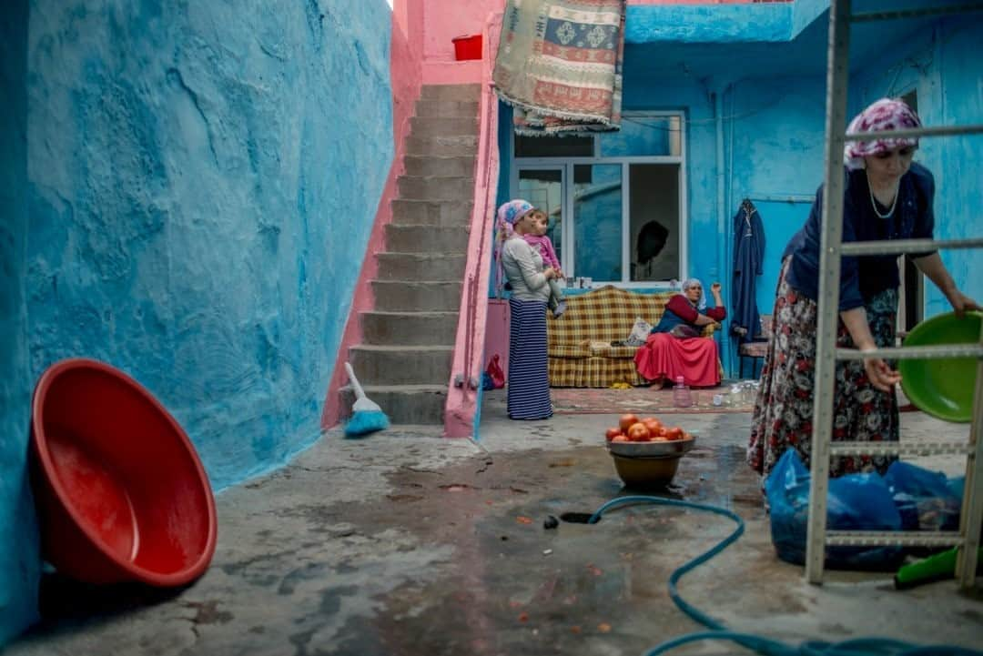 National Geographic Travelさんのインスタグラム写真 - (National Geographic TravelInstagram)「Photo by @AnushBabajanyan / A family gathers in the backyard of their home in the Sur district of Diyarbakir, Turkey. #diyarbakir #turkey」10月21日 23時37分 - natgeotravel