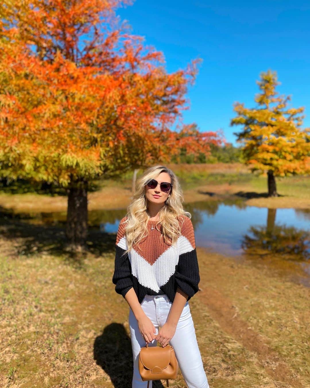 サシャ・カリスのインスタグラム：「How many shades of fall do you see? 😍🍁🍂」