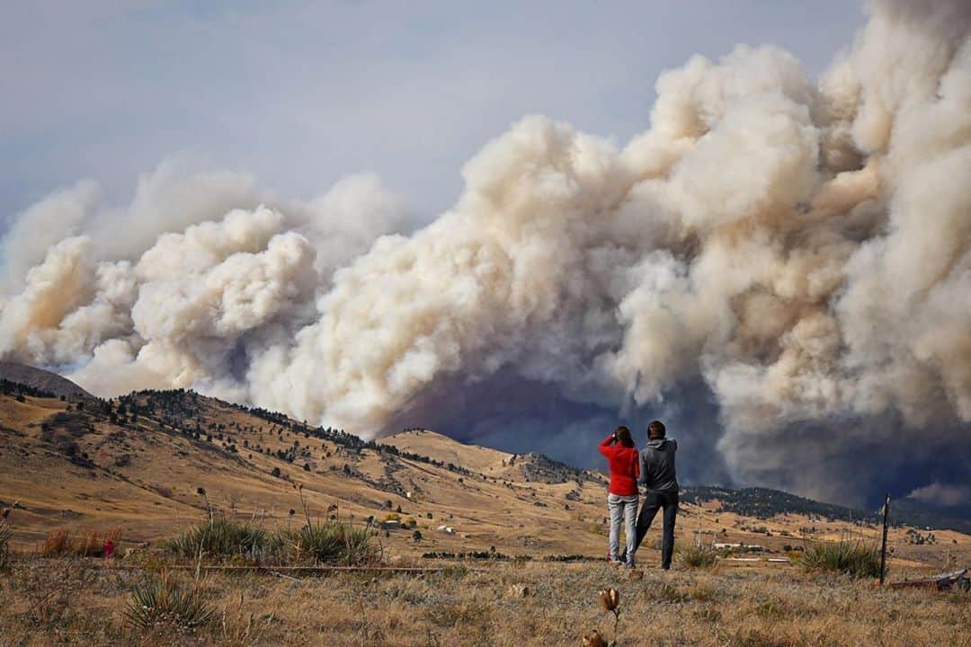 のインスタグラム：「Photos by Keith Ladzinski @ladzinski / On October 17, the CalWood fire sprang up in the foothills of Boulder County, Colorado. In a single day, the fire had already consumed over 5,000 acres (2,000 ha) and had broken the record for the largest fire in county history. As of today, the fire is 17% contained and has burned over 9,000 acres, forcing nearly 3,000 evacuations. The total damage is still undetermined. This comes in leu of the already catastrophic Cameron Peak Fire, Colorado’s largest in recorded history, which is still burning and has already enveloped over 200,000 acres (80,000 ha). To see more photos please visit @ladzinski.」