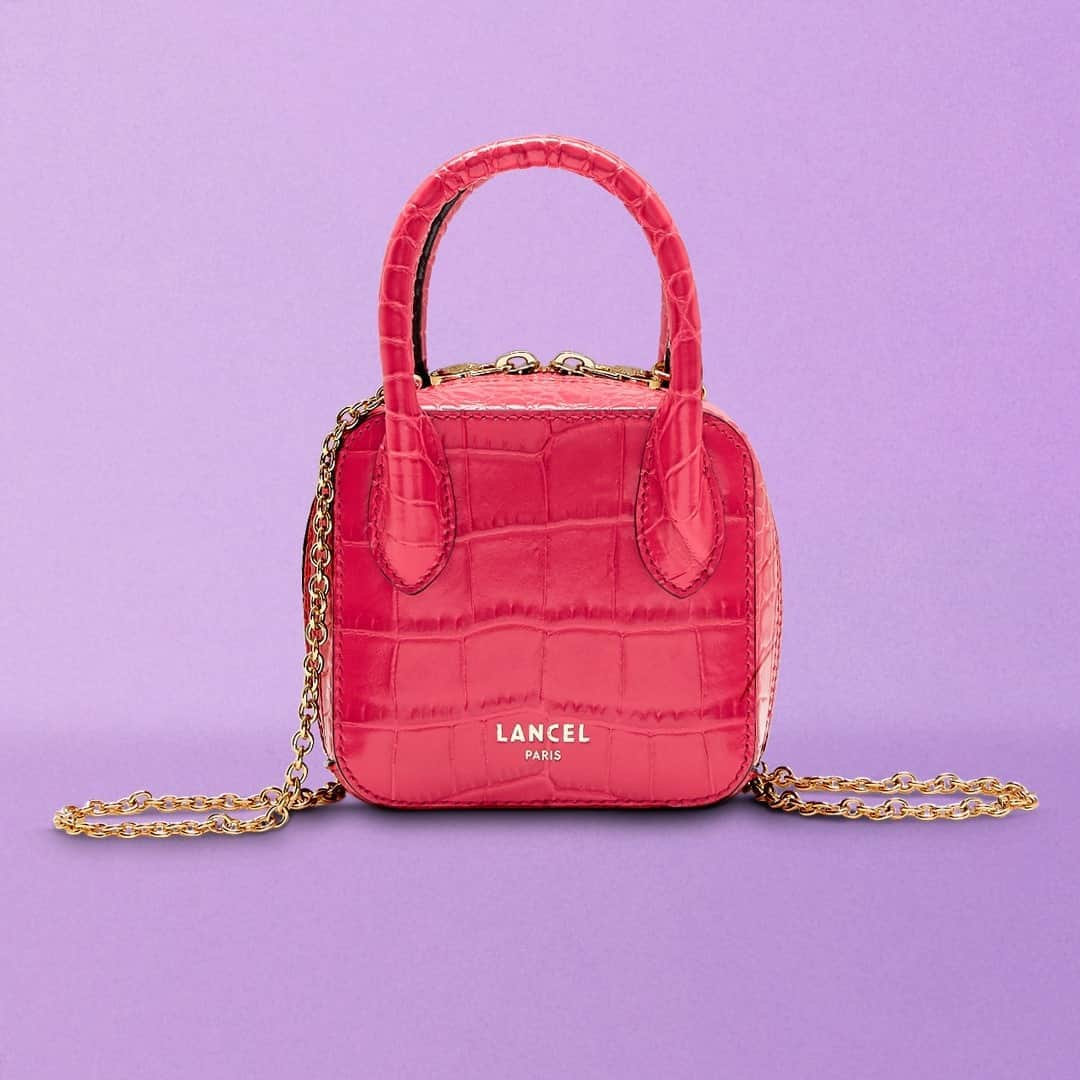 ランセルさんのインスタグラム写真 - (ランセルInstagram)「When all you need is that bag  Mini Alice – Shiny croco style leather – Raspberry Le bonheur est fait de petites choses. Comme ce mini sac Alice, par exemple.  Mini Alice – Cuir façon croco brillant – Framboise  #AliceByLancel #FW20 #Lancel」10月21日 23時39分 - lancelparis