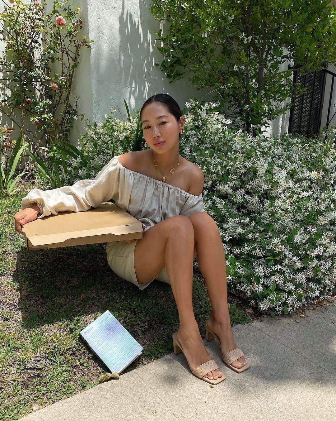 エイミー・ソングさんのインスタグラム写真 - (エイミー・ソングInstagram)「The sandals that go with everything. @aimeesong in the Arrow Heel」10月21日 23時39分 - songofstyle