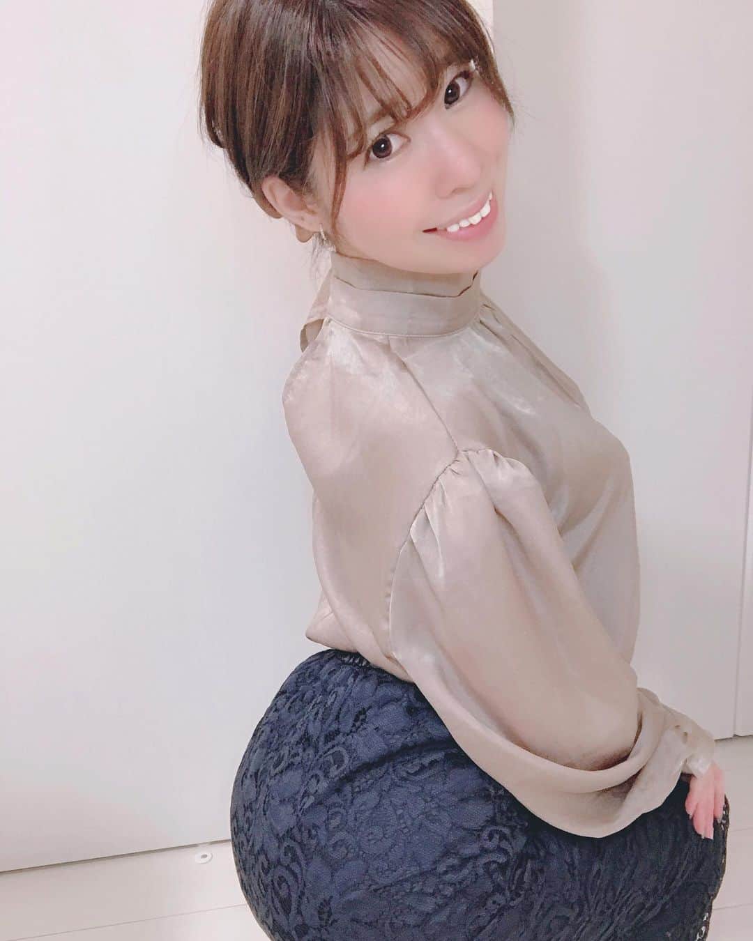 着衣　尻 桃尻リカさんのインスタグラム写真 - (桃尻リカInstagram)「おやすみ😪😌🙏💓 #グラビアモデル#グラドル#お尻の人#美尻#桃尻#着衣お 尻#フェチ#instagramers#OL#営業マン#ol女子」10月21日 23時40分 - __saa__2