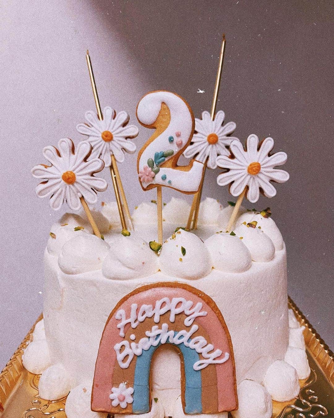 高橋菜摘さんのインスタグラム写真 - (高橋菜摘Instagram)「#birthdaycake . . 今回早いうちから決めてたのが 大好きなあゆちゃんが作る @sweetspipipi のbirthdaycake🎂 . そして今pipipiとコラボしている 大好きな茅ヶ崎の人気作家さん @madeby_coyuri のクッキー🤍 . 私の中で最強な組み合わせ💯💓 この2人がコラボした 可愛くて可憐で美味しいケーキで お祝い出来るなんて🎉 と、早々に予約しました♡ . こゆりちゃんのクッキーは ネット販売だと1分くらいで 売り切れちゃうんみたいなんだけど💦 ここ @sweetspipipi とか @plentysicecream とか @septcafe.chigasaki に 置いてたりしてふと買えるよっ❤︎ . 本当はお皿とか乗せ替えたり もっともーっと可愛く 撮りたかったけど子供たち わっちゃわちゃで...😢 けど食べられないくらい可愛いの。 一生飾っておきたいのを我慢して 写真に残してます🌈 味もすっごく好みなんだ〜🤍 . 取りに行った時ちょうど2人に会えて 話しが盛り上がって楽しすぎた！ 人柄がとてもあったかい2人。 ゆっくりランチとかしたいな😊 2人とも本当にありがとう💓 . そして更に娘のいっちばん大好きな トトロクッキーを追加したよっ😚✌️ こちらの作家さんも天才級なので 紹介させてください〜🤍 . . #2歳誕生日 #誕生日サプライズ #誕生日ケーキ  #アイシングクッキー #バースデー #女の子ママ  #飾り付け #バースデーケーキ #アイシングクッキーオーダー  #birthday #babygirl #cake #birthdaycake  #icingcookies #2yearsoldgirl #birthdaygirl」10月21日 23時42分 - natsu128