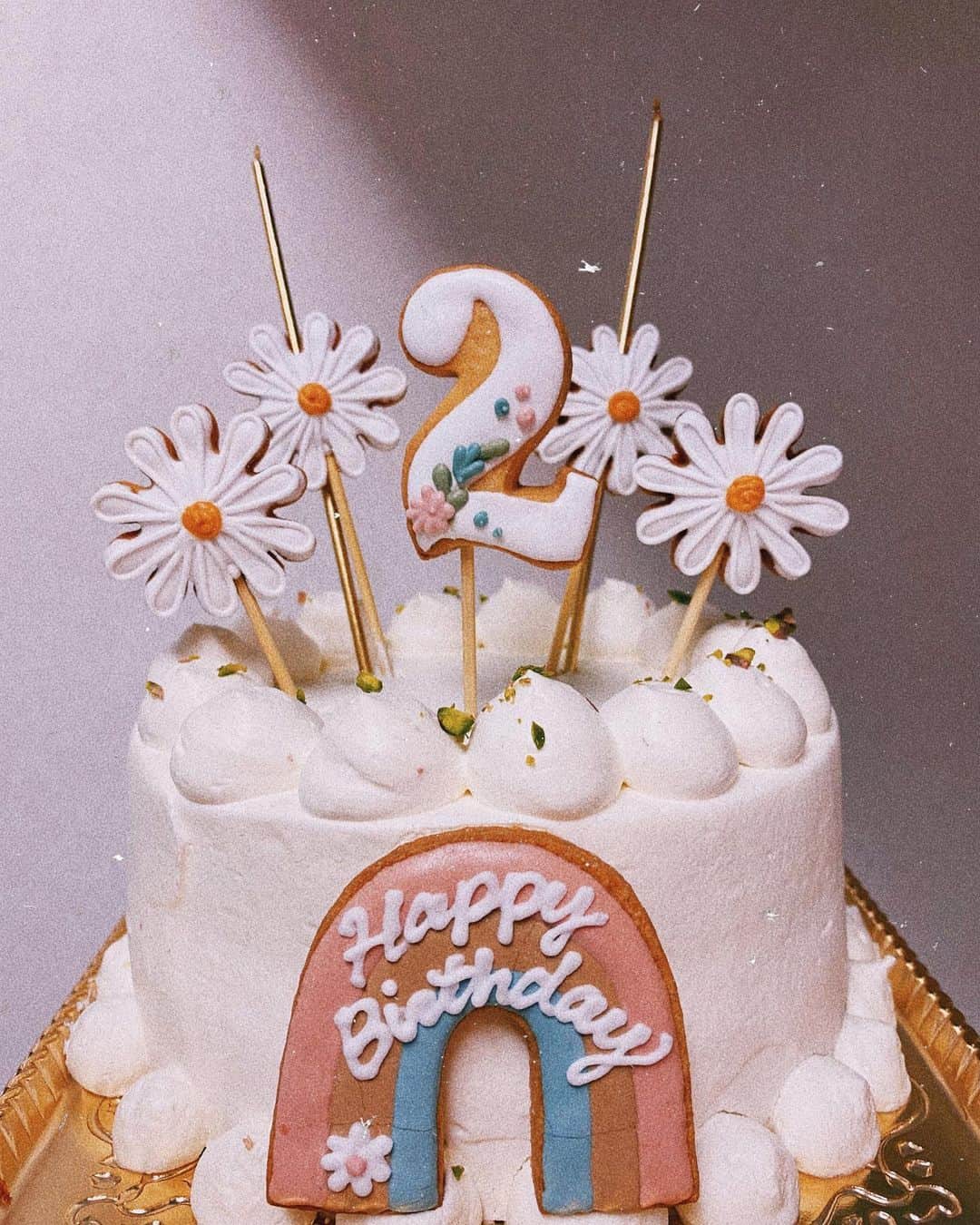 高橋菜摘のインスタグラム：「#birthdaycake . . 今回早いうちから決めてたのが 大好きなあゆちゃんが作る @sweetspipipi のbirthdaycake🎂 . そして今pipipiとコラボしている 大好きな茅ヶ崎の人気作家さん @madeby_coyuri のクッキー🤍 . 私の中で最強な組み合わせ💯💓 この2人がコラボした 可愛くて可憐で美味しいケーキで お祝い出来るなんて🎉 と、早々に予約しました♡ . こゆりちゃんのクッキーは ネット販売だと1分くらいで 売り切れちゃうんみたいなんだけど💦 ここ @sweetspipipi とか @plentysicecream とか @septcafe.chigasaki に 置いてたりしてふと買えるよっ❤︎ . 本当はお皿とか乗せ替えたり もっともーっと可愛く 撮りたかったけど子供たち わっちゃわちゃで...😢 けど食べられないくらい可愛いの。 一生飾っておきたいのを我慢して 写真に残してます🌈 味もすっごく好みなんだ〜🤍 . 取りに行った時ちょうど2人に会えて 話しが盛り上がって楽しすぎた！ 人柄がとてもあったかい2人。 ゆっくりランチとかしたいな😊 2人とも本当にありがとう💓 . そして更に娘のいっちばん大好きな トトロクッキーを追加したよっ😚✌️ こちらの作家さんも天才級なので 紹介させてください〜🤍 . . #2歳誕生日 #誕生日サプライズ #誕生日ケーキ  #アイシングクッキー #バースデー #女の子ママ  #飾り付け #バースデーケーキ #アイシングクッキーオーダー  #birthday #babygirl #cake #birthdaycake  #icingcookies #2yearsoldgirl #birthdaygirl」