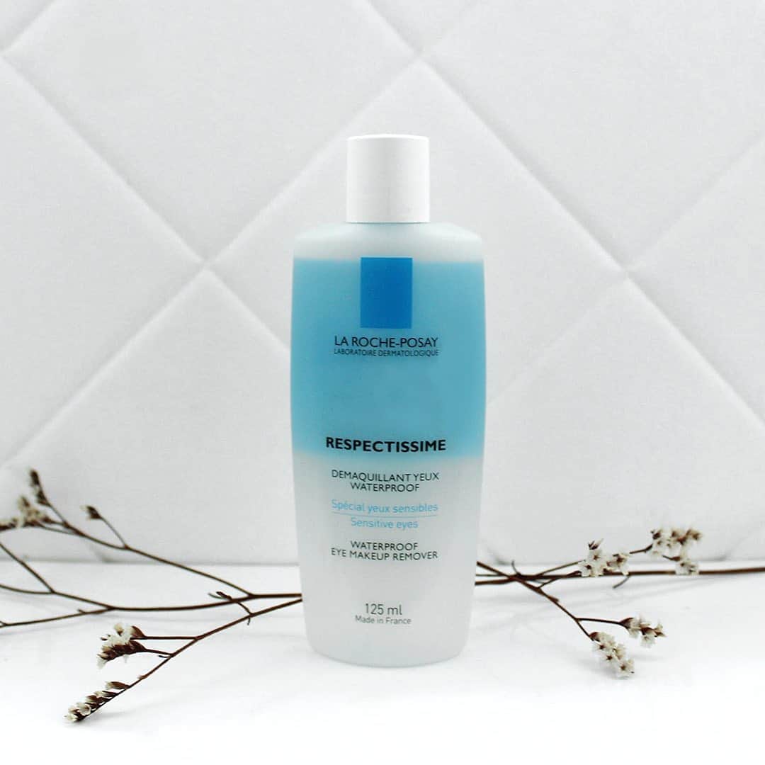 LA ROCHE-POSAY JAPAN ラロッシュポゼのインスタグラム：「＼ 敏感肌にも使えるポイントメイクアップリムーバー／ . アイメイクをきちんと落とさないと色素沈着や黒ずみの原因になってしまうとも言われています。 お肌が敏感な目元だからこそ優しいポイントメイクアップリムーバーを。 . #レスペクティッシム は敏感肌にも使えるメイクアップリムーバー✨ コットンをたっぷり湿らせて、こすらずに優しく使用するだけでウォータープルーフマスカラもするっと落とせます。 . 低刺激で負担を抑えて、目元のケアをしませんか？ 気になった方はぜひ商品ボタンからチェックしてみてください🌿 . レスペクティッシム メイクアップリムーバー 125mL 1,980円（税込） . #ラロッシュポゼ #larocheposay #乾燥肌 #敏感肌 #敏感肌対策 #スキンケア #低刺激 #敏感肌コスメ #敏感肌スキンケア #保湿ケア #乾燥対策 #基礎化粧品 #コスメ好きさんと繋がりたい #コスメ紹介 #コスメ好き #ツヤ肌 #コスメ情報 #ポイントメイクアップリムーバー #ポイントメイクリムーバー #リムーバー #クレンジング #美肌レシピ #美肌作り #肌荒れ改善 #素肌感 #素肌美人 #素肌美 #スキンケアマニア #デイリースキンケア」