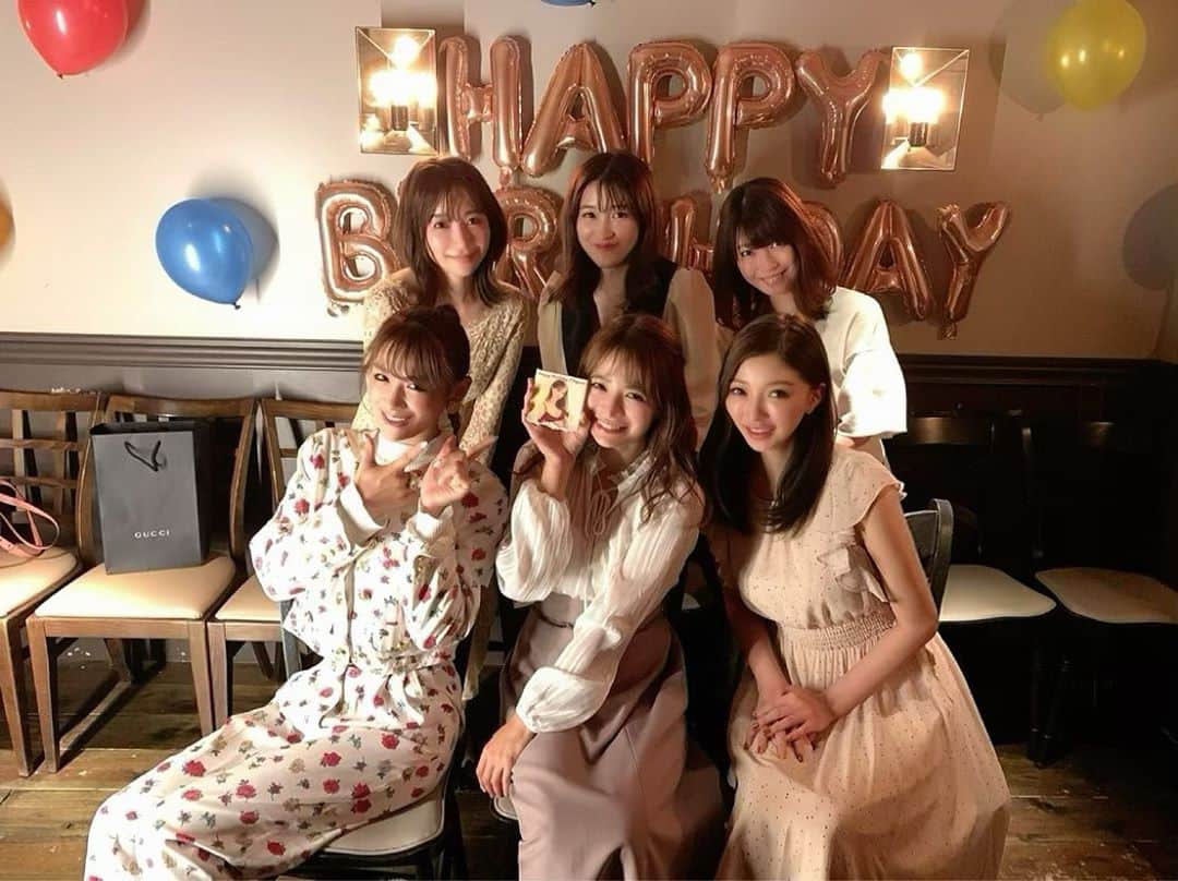 のインスタグラム：「． 大好きな美女たちに お祝いしてもらいました🥺🎂💕 ． ． 部屋入って飾り付けしてあってわぁ〜！！🥰って 喜んだらまだ誰も来てなかったところとか😂、 いろいろ話しててみんな面白すぎるから大好き🤣❤️❤️ ． ． 今回のドレスコードは白×ベージュだったよ〜✌🏻🧚🏻‍♀️ ． ． お店も飾り付けも素敵なプレゼントも ほんとにありがとう〜🥰🙏🏻✨ 幸せ空間でした😙💕 ． ． #happybirthday #セクシーな美女だらけ #私得 #お祝いありがとう🥰 #しあわせ」