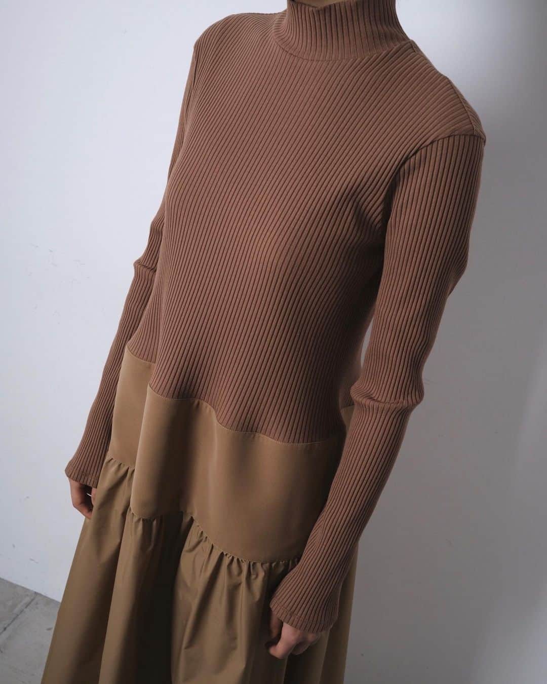 ルシェルブルーさんのインスタグラム写真 - (ルシェルブルーInstagram)「IN STORE NOW . ☑︎ Constracting Fabric Dress ¥26,000+tax . . 異なる素材使いによって表現されたフォルムがモードなワンピース。上半身はリブカットソー、スカート部分は体から離れるシルエットになっておりリラックスして着て頂けるのもポイントです。ヒール、フラットどちらともバランス良く決まります。今季はミドル丈やロングのブーツを合わせて頂くのがおすすめです。 . . #lecielbleu #ルシェルブルー　#aw20 #aw2020 #fashion #dress」10月21日 18時13分 - lecielbleu_official