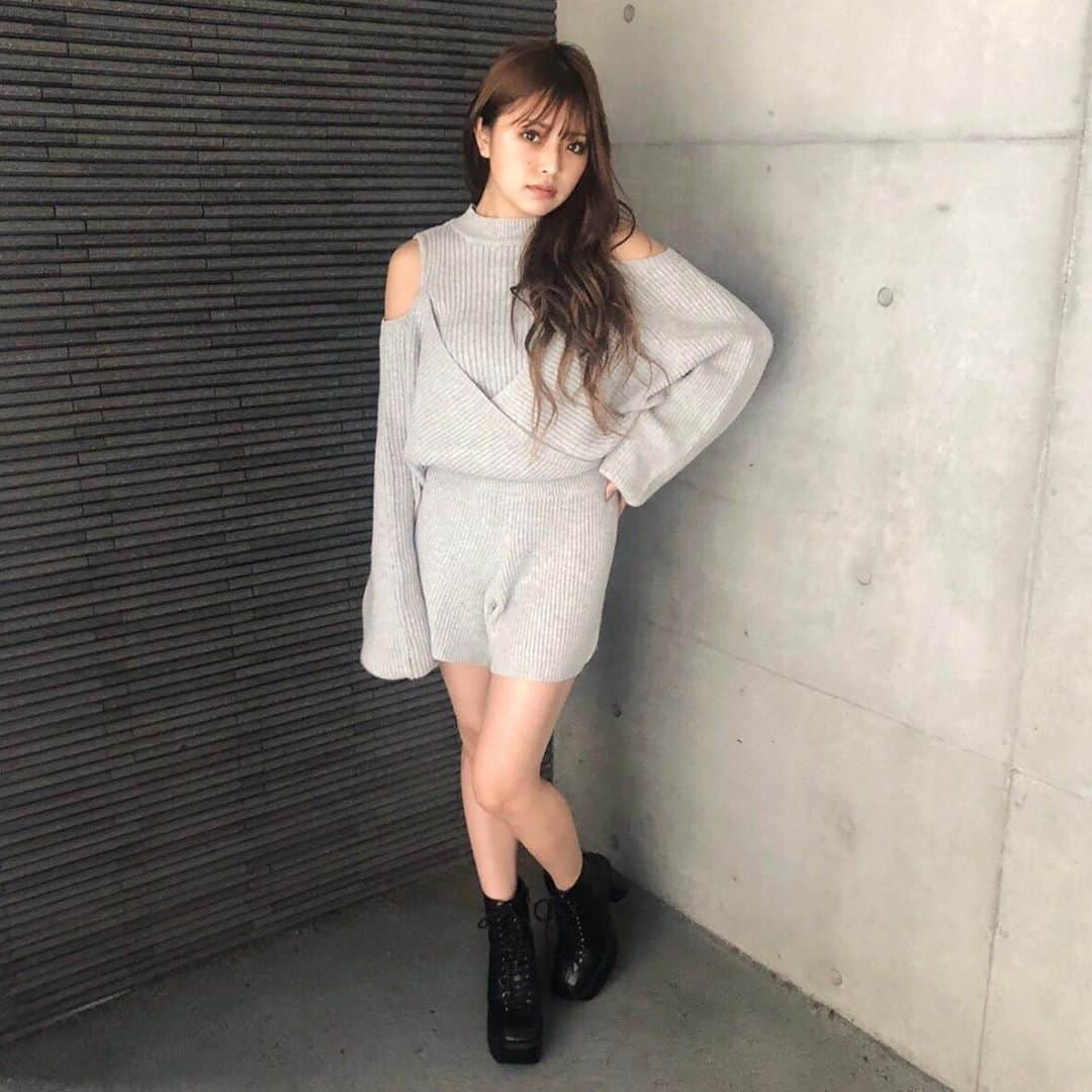 ENVYMさんのインスタグラム写真 - (ENVYMInstagram)「RE ARRIVAL✔︎✔︎﻿ ﻿ ﻿ 【カシュクールニットオールインワン】﻿ ¥6,900+TAX﻿ COLOR:GRAY,MOCHA,BLACK﻿ SIZE:FREE﻿ ﻿ ﻿ ﻿ @ichikawa.rino  #envym #20aw」10月21日 18時16分 - envym_official