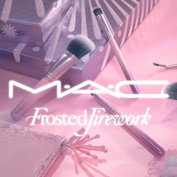 M∙A∙C Cosmetics Japanのインスタグラム：「【全国発売まであと2日！】 ホリデーキット第1弾は、デイリーメイクに欠かせないミニブラシキットや、高いツヤ感と輝きのあるルックをつくるハイライトなどをラインナップ✨ ㅤ 大切な人やご自分へのご褒美に、一年の締めくくりを彩るM·A·Cのキットを贈りませんか？❄️ ㅤ *公式オンライン先行発売 *10/23(金) 全国発売 店頭にて事前予約を開始しております。 ㅤ #MACFrostedFirework #MACクリスマスコフレ2020#MACHoliday #MACCosmeticsJapan #MACCosmetics #MAC #MACコスメ #マックコスメ #コスメ#コスメ紹介#コスメ好き#コスメレポ #化粧品 #デパコス #コスメ部 #コスメマニア#トレンドメイク#秋メイク#メイクテク#ツヤ肌#ツヤ肌メイク#つや肌#つやつや#透明感#透明感メイク#ハイライト#キラキラメイク#キラキラ#メイクブラシ#ブラシ」