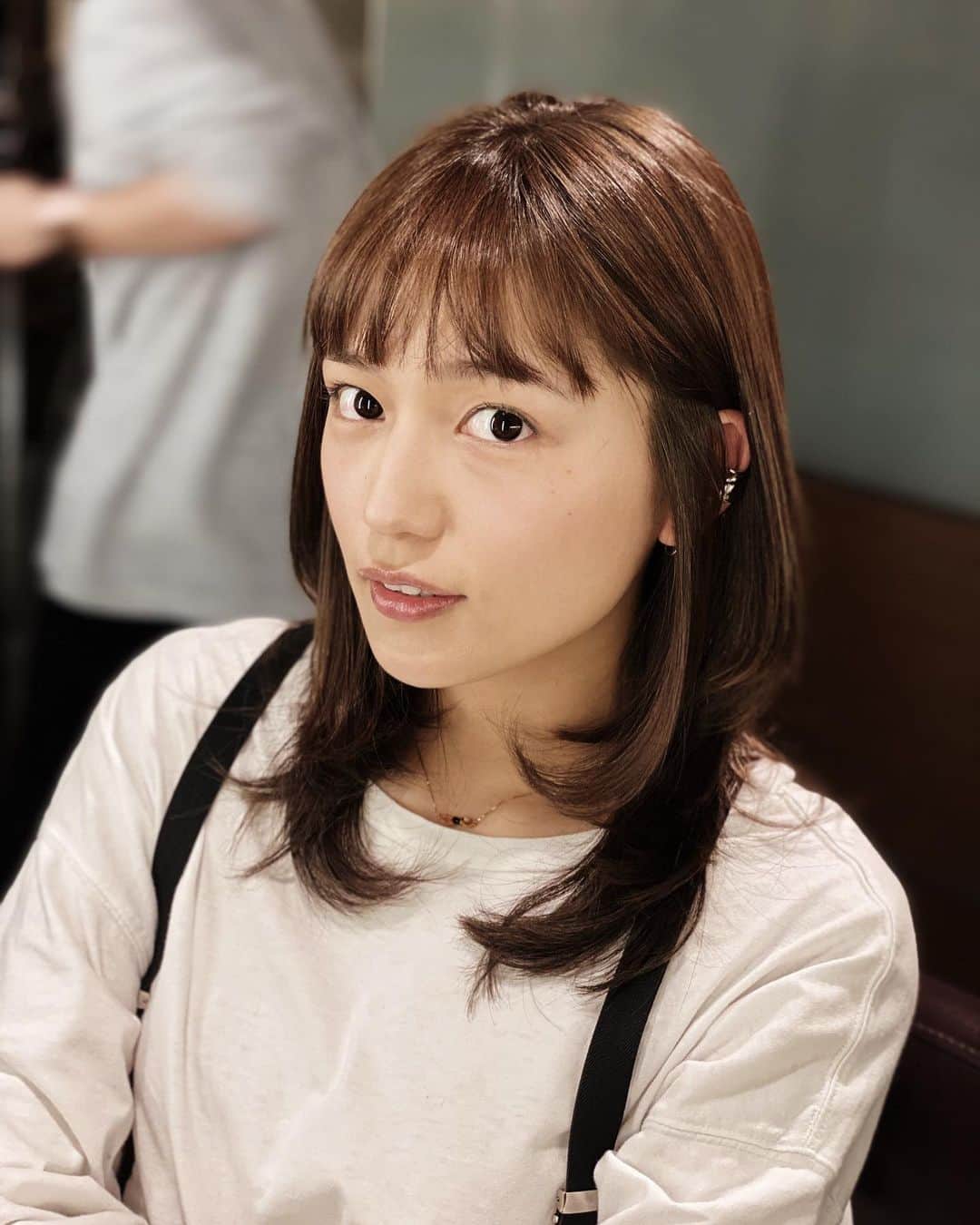 青木大輔のインスタグラム：「先日リールにアップした 「春奈ちゃんのウルフレイヤー」が人気なので 耳掛けバージョンも！ … 耳にかけた時や、アレンジしてサイドを少し落としても ちょうど良い長さ！ 全体のレングスと、サイドのバランスがポイントです☝🏽 … 今の春奈ちゃんにすごく似合ってる 可愛いしオシャレな めちゃくちゃ良いヘアースタイル！ 最近の僕が気に入ってるデザインの１つです🙌🏽 … ウルフレイヤーしてみたいな〜 少しカッコいい感じにしてみたいな〜 という方にオススメです！！ #川口春奈 #春奈ウルフ #ウルフレイヤー  #tiechel #daisukeaoki #青木ダイスケ」