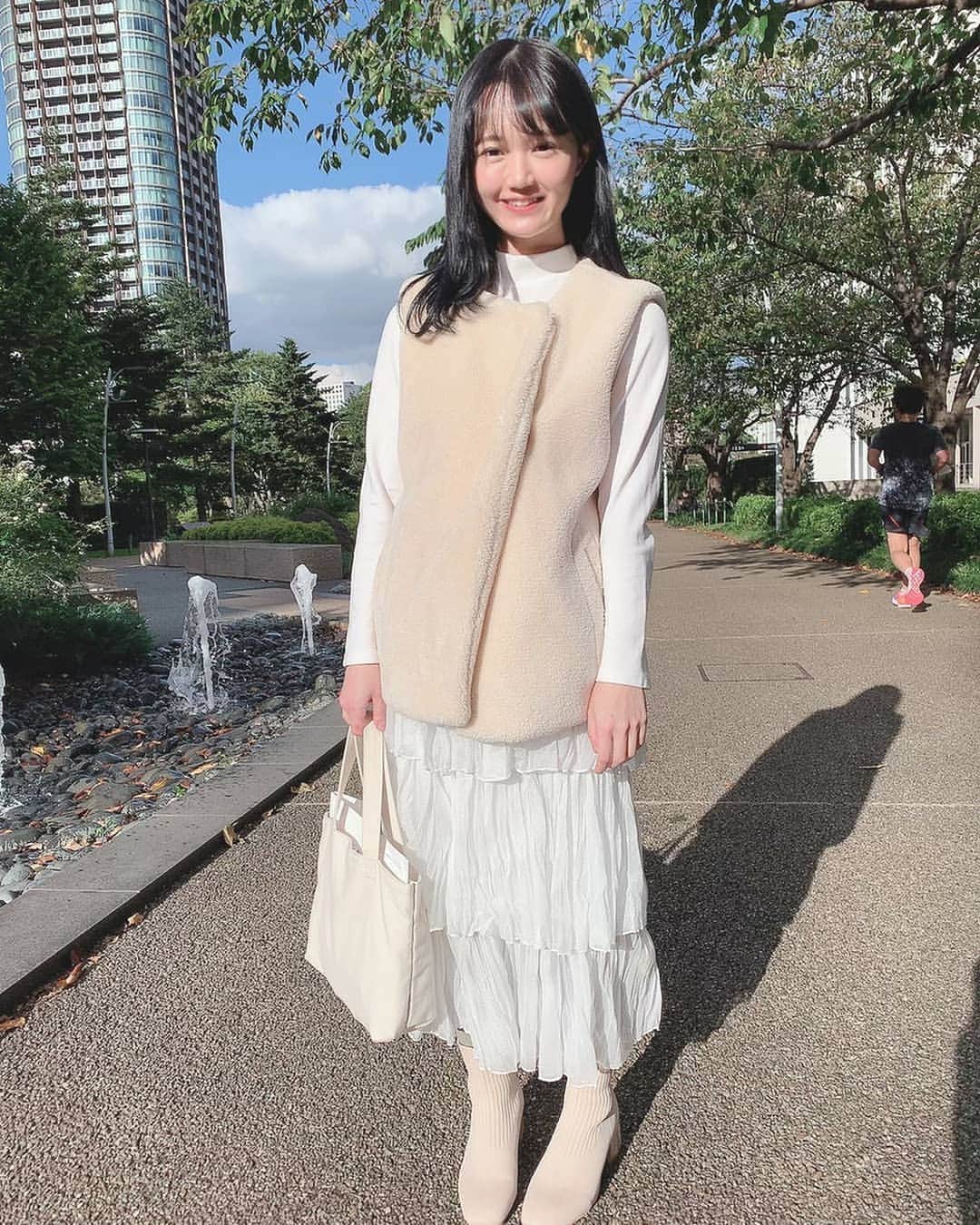 尾崎由香のインスタグラム：「#今日のゆか服  真っ白ワントーンコーデ👗  #コーディネート #ootd #ファッション　#ワントーンコーデ　#コーデ　#秋コーデ　#低身長コーデ  #150cmコーデ」