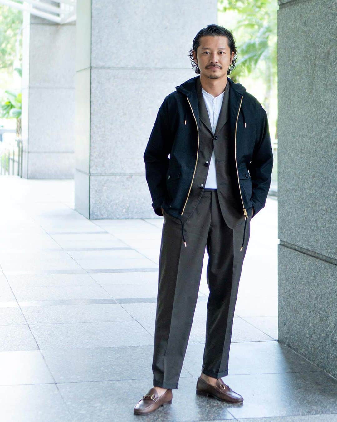 高田朋佳のインスタグラム：「Feel free to enjoy your clothes. Not only are you bound by the rules of dressing, but sometimes you need to break it.  ———————————————————————— #dressstyle #elegantstyle #modernclassicstyle #newclassicstyle #fashion #mensfashion #mensdressstyle #suitsstyle #dapperstyle #takadachannel」