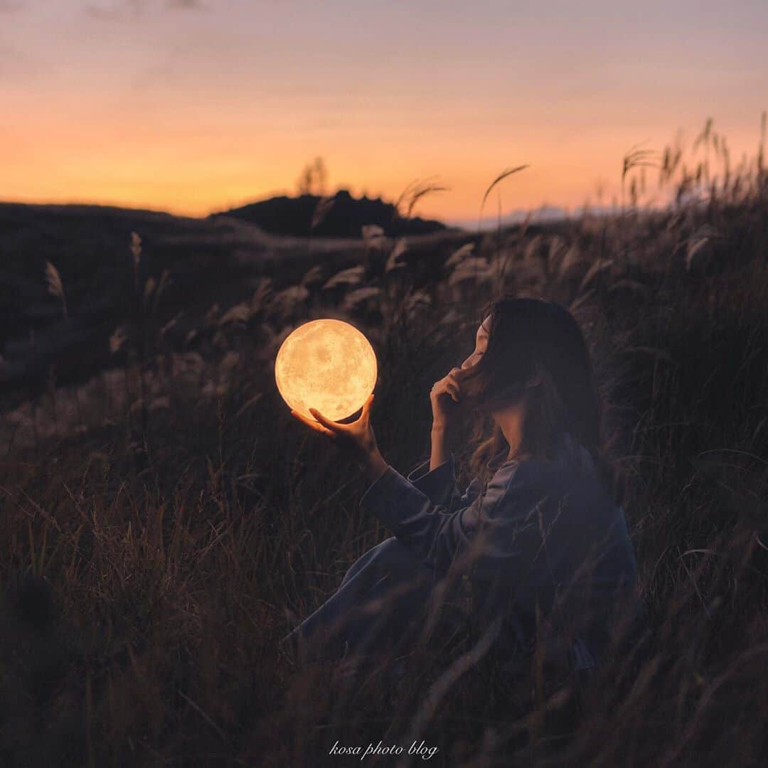 のインスタグラム：「月を捕まえて 久しぶりに月ライトを使った🌕 最後に使ったのも確か生石高原だったはず🤣 . 新型iPhoneは4種類もあってどれにしようか悩みますね🤔 悩みまくって、iPhone12 Proに決めました🙋‍♂️ 7から12へ  4年ぶりの機種変更です🎉 . Location:和歌山 Wakayama / Japan🇯🇵 Date:2020年10月 . #生石高原 #ポトレ撮影隊 #screen_archive #good_portraits_world #HUEART_life #as_archive #jp_portrait部 #jp_mood #reco_ig #season_girls_collection #art_of_japan_ #tokyocameraclub #dpj_member #team_jp_ #IG_PHOS #photo_jpn #ptk_japan #pt_life_ #bestjapanpics #Rox_Captures #TandDフォトコンテスト2020 #try #今こそ写真でつながろう #グッドトリップ和歌山 #visitwakayama #かつらぎーの #きみのフォトコン2020 #広がり同盟メンバー #japan_of_insta #special_spot_legend」