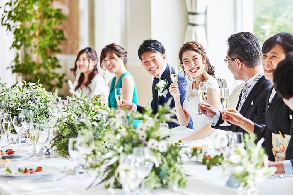 楽婚【公式】Instagramさんのインスタグラム写真 - (楽婚【公式】InstagramInstagram)「. ♡少人数なら流しテーブル  長いテーブルをみんなで囲む流しテーブルは ゲストみんなの顔がみやすくて アットホームなパーティーにぴったり＊。+  @rakukon をフォローして 『#楽婚』をつけて、 お写真の投稿大歓迎♡ 公式IGでリグラムされるかも！？  Webでご予約はTOPのURLより♡ ⇒@rakukon . #楽婚 #rakukon #ベストアニバーサリー #ベストブライダル #wedding #ウェディング #フォトウェディング #プレ花嫁 #卒花 #日本中のプレ花嫁さんと繋がりたい #プラコレ #marryxoxo #ウエディングニュース #花嫁 #卒花嫁 #2020年夏婚 2020年秋婚 #2020年冬婚 #2021年春婚 #2021年夏婚 #式場探し #結婚式準備 #weddingdress #Weddingphoto #ウェディングドレス #披露宴演出 #オリジナルウェディング #ファミリーウェディング #フォトウェディング #カラードレス #会食 #家族挙式」10月21日 18時22分 - rakukon