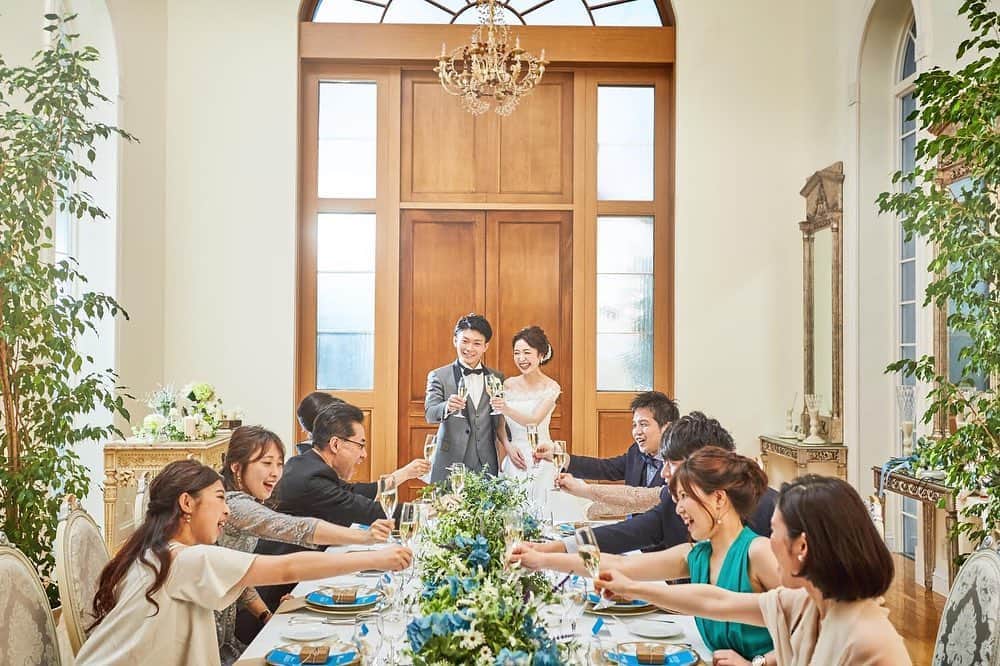 楽婚【公式】Instagramさんのインスタグラム写真 - (楽婚【公式】InstagramInstagram)「. ♡少人数なら流しテーブル  長いテーブルをみんなで囲む流しテーブルは ゲストみんなの顔がみやすくて アットホームなパーティーにぴったり＊。+  @rakukon をフォローして 『#楽婚』をつけて、 お写真の投稿大歓迎♡ 公式IGでリグラムされるかも！？  Webでご予約はTOPのURLより♡ ⇒@rakukon . #楽婚 #rakukon #ベストアニバーサリー #ベストブライダル #wedding #ウェディング #フォトウェディング #プレ花嫁 #卒花 #日本中のプレ花嫁さんと繋がりたい #プラコレ #marryxoxo #ウエディングニュース #花嫁 #卒花嫁 #2020年夏婚 2020年秋婚 #2020年冬婚 #2021年春婚 #2021年夏婚 #式場探し #結婚式準備 #weddingdress #Weddingphoto #ウェディングドレス #披露宴演出 #オリジナルウェディング #ファミリーウェディング #フォトウェディング #カラードレス #会食 #家族挙式」10月21日 18時22分 - rakukon