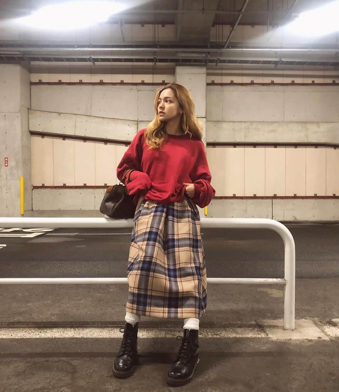 ステファニーのインスタグラム：「❤️💙🎼 ロンドンへの音楽旅行から帰ってきた女の子をイメージさせるようなチェックのスカート。 私はボリュームのあるブーツで カジュアルダウンしました。 こんな格好でギターを弾きながら歌ったりしたいなぁ。  そして @tob_by_agnesb ではキャンペーンを行っていて、投稿の"質問スタンプ"に答えてくれた方の中から抽選で3名様に【LISTEN】シルクスクリーンプリントトートをプレゼントらしいので、是非checkしてね！ そしてさらに、最後の投稿に載せた可愛い色紙は、公式LINEアカウントでプレゼントされるものなのでこちらも気になった方は是非！  #tobbyagnesb #トゥービーバイアニエスベー #PR」