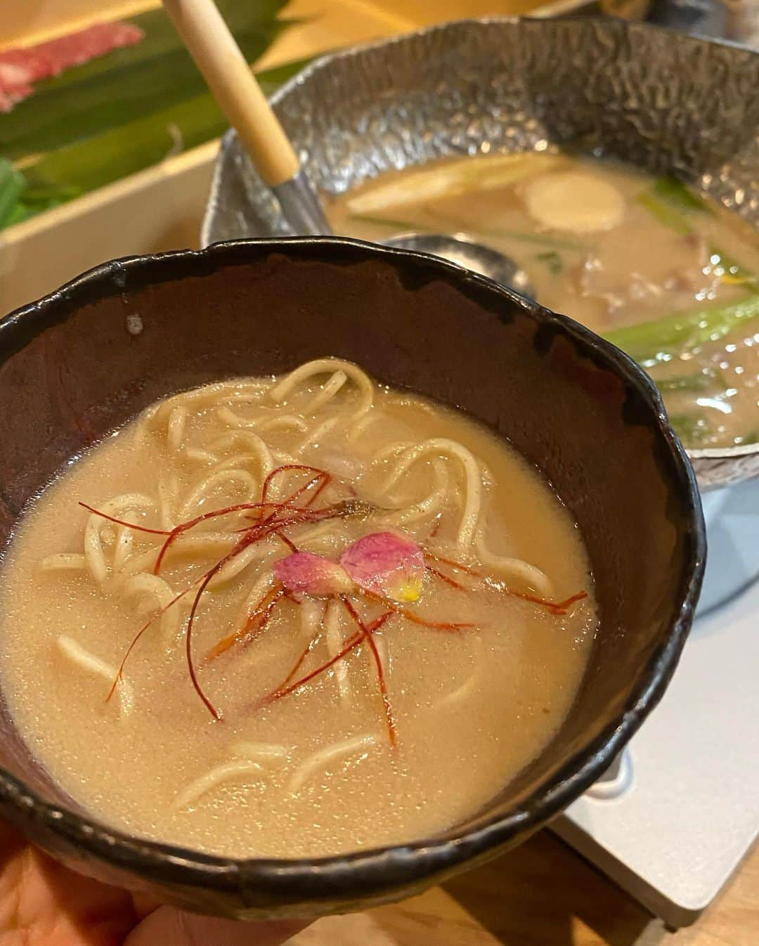 ののさんのインスタグラム写真 - (ののInstagram)「. この前は京橋にある創作和食WATANABE @watanabe.miyakojima で10/24から始まるコースを頂いてきたよー🤤💓 6,000円のコースでメインが鍋(〆に麺あり)か黒毛和牛厳選肉の4種盛りかを選べるんだけど、どちらも美味しかった🥺 まず前菜7種盛りから満足しちゃう位のボリュームがあるし、黒毛和牛メンチカツミニバーガー、牛すじカレー(ミニサイズ)と他の料理も充実してて満腹だし大満足🥺 しかも今ならGO TO EATもGO TOキャンペーンの地域共通クーポンも使えるよ . 併設されているドリンクボックス　@thedrinkbox_jpの自家製チーズフォームドリンクもチーズケーキも美味しいからおすすめ💓 チーズの味しっかりなのにくどくないチーズフォーム、通販が始まって通販でも人気なチーズケーキ🧀 チーズ好きにおすすめ . #大阪#京橋#大阪グルメ#京橋グルメ#大阪ディナー#京橋ディナー#創作和食watanabe#黒毛和牛#チーズケーキ#チーズフォーム#チーズ#大阪チーズケーキ#グルメ女子#グルメスタグラム#コース料理#大阪肉グルメ#笑顔#大阪観光#gotoキャンペーン#gotoトラベルキャンペーン#地域共通クーポン #gotoeat#gotoeatキャンペーン」10月21日 18時27分 - nonoko0309