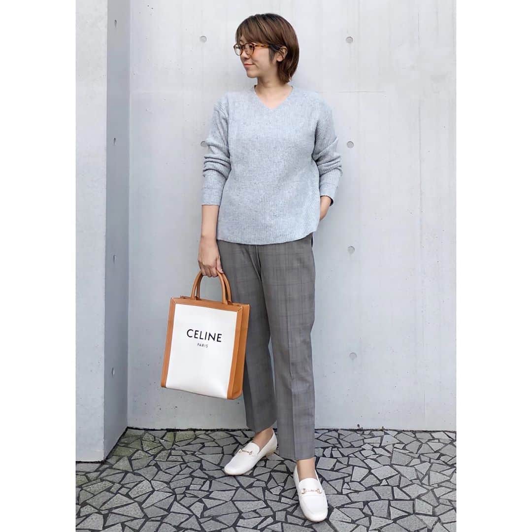 のインスタグラム：「☆☆☆ ・ ・ 限定価格でGETした #スマートアンクルパンツ 3本目 そして色違いで持ってる #スフレヤーンvネックサイドスリットセーター  上下UNIQLO♡ ・ ・ 新しいドラマが始まってますねー みんな何を見てるのかな？ オススメ教えて欲しい！ 私は#バチェロレッテ 見てるよー🌹 面白い‼️ ・ ・ ・ ・ ・ ・ ・ #uniqlo#uniqloginza #uniqloginza2020fw #上下ユニクロ  #celine #outletshoes#ワントーンコーデ #ユニクロニット部  #きれいめコーデ #きれいめカジュアル  #大人カジュアルコーデ #大人カジュアル  #code#coordinate#ootd#instafashion#今日のコーデ#ママコーデ#ママファッション#男の子ママ #高身長女子 #ponte_fashion#大人女子#シンプル #シンプルコーデ #きれいめファッション#高身長コーデ」