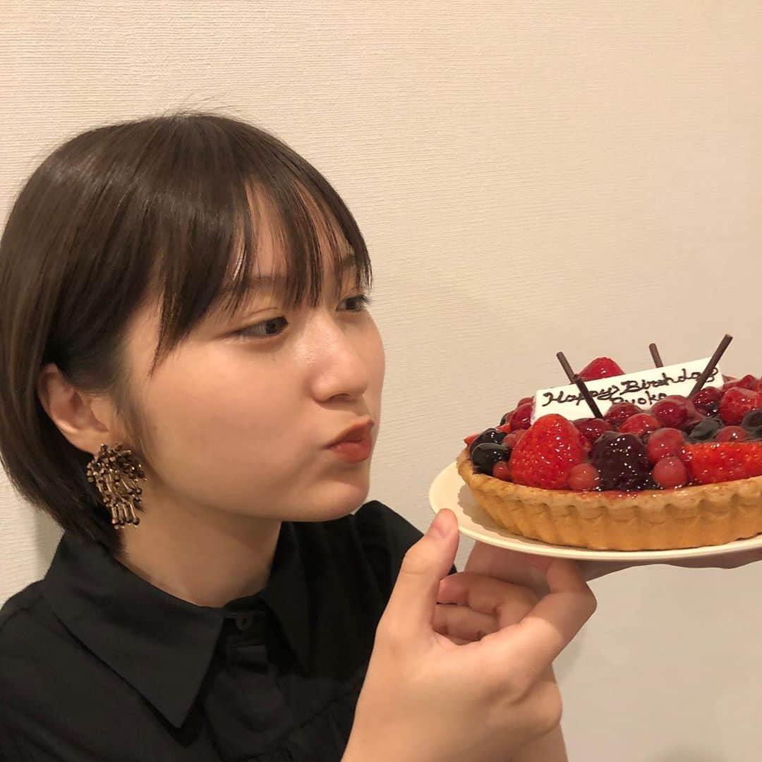 大島涼花さんのインスタグラム写真 - (大島涼花Instagram)「本日、22歳になりました、 たくさんの方におめでとうって言って いただいて本当に本当に幸せです。  22歳の1年は周りの方はもちろん 自分を大切に幸せに、 してあげようと思います笑 これからもどうぞよろしくお願いします❤︎  #22歳 #20歳超えてから #本当に早くて #びびりまくりです #これからもよろしくね」10月21日 18時37分 - ryoka_oshima