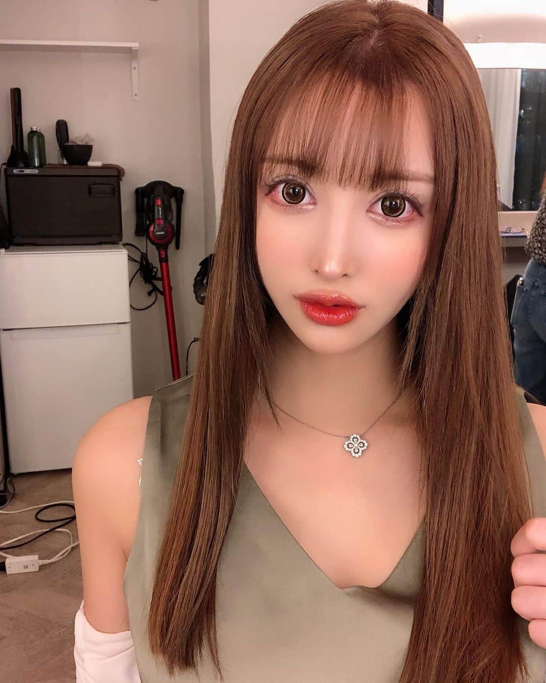 のインスタグラム：「. . 髪の毛を、 @rrsalon_ でライトナーを使って明るくしました💇🏼💈💕 . ブリーチよりも髪の毛に優しい、カラーのジャンルに入る薬剤✨ . 久しぶりに頭皮が透けて見えて感動してます( ´,,•ω•,,`)♡ . 痛みもあまり気にならないぐらいで本当にやってよかったです😍💓 . @rrs_jun さんの投稿に詳しく書いてあるので見てみてね🥰 . . 犬用の体に優しい餌も販売していて、のりおも大満足でした❣️ ホーム用トリートメントもよかったです✨ . ありがとうございました🥰 . . . . #ハイトーンカラー#ハイトーンヘア#ヘアアレンジ#ヘアカラー#ヘアチェンジ#ミネコラ#ミネコラトリートメント#髪質改善#rrsalon」