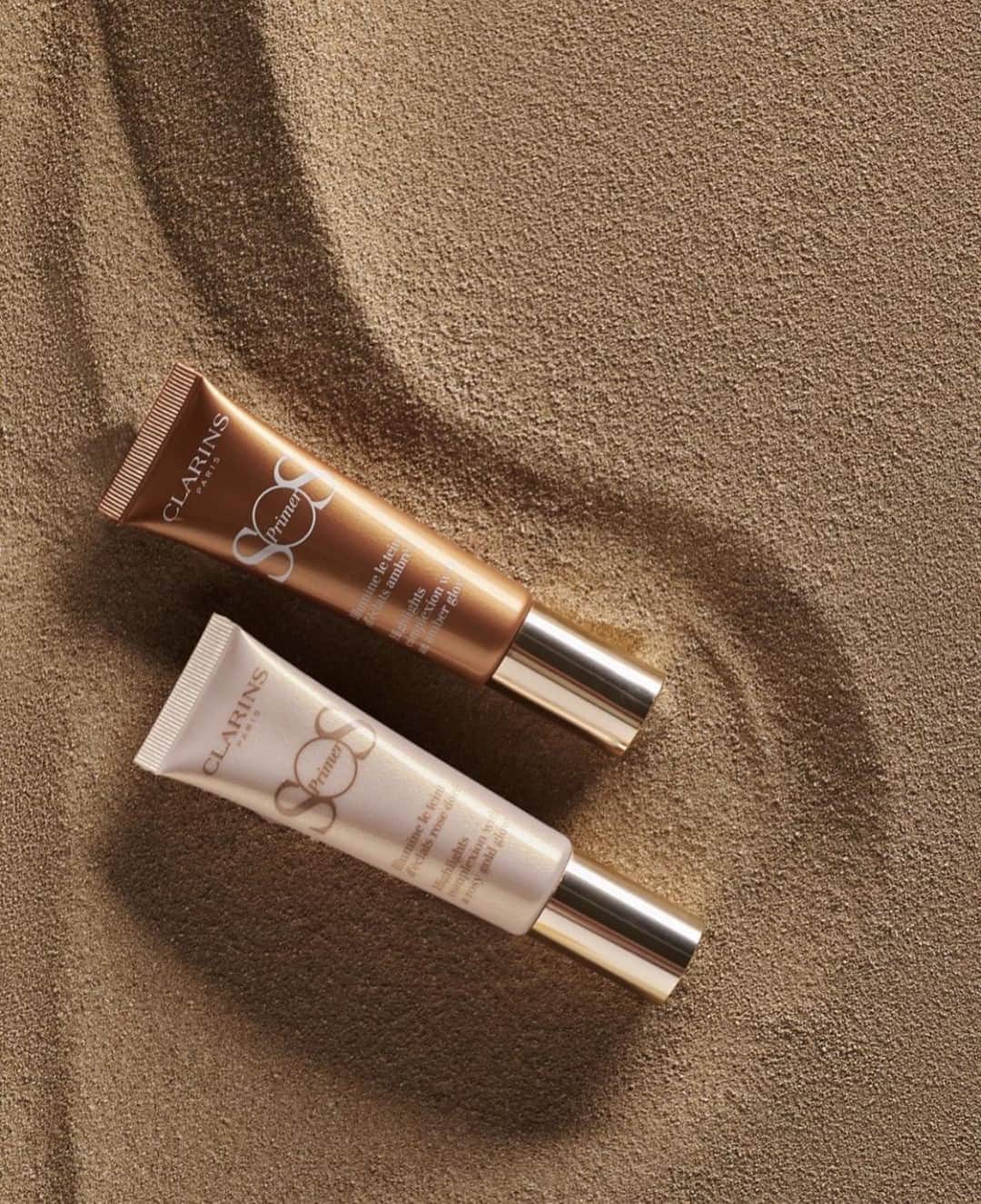 Clarins Australiaさんのインスタグラム写真 - (Clarins AustraliaInstagram)「For a flawless complexion that captures the light go for our two NEW limited edition SOS Primers: ⁣ ⁣ 💫 08 Sunset Pearls⁣ 💫 09 Amber Pearls⁣ ⁣ ✌🏼Two summery shades that keep skin moisturised thanks to organic sea lily extract, a fine super-light texture which lets skin breath 😌 Also containing our Clarins Anti-Pollution Complex (of course) to protect skin against the harmful effects of pollution 🙌🏼⁣ ⁣ 📸 Image via @clarinsrussia ⁣ ⁣ #ClarinsAus #ClarinsMakeup」10月21日 18時30分 - clarinsanz