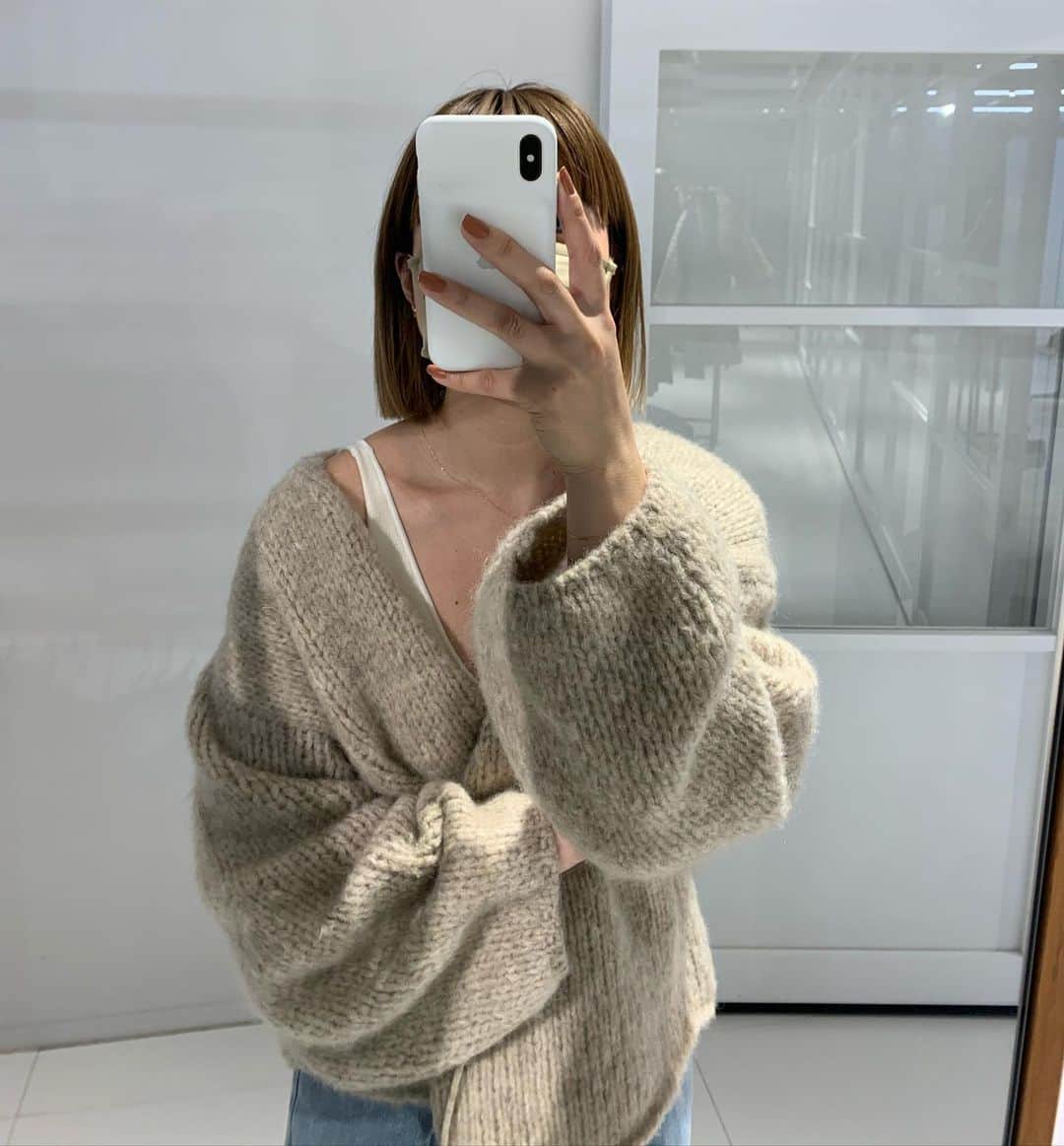 まつだみらいのインスタグラム：「U×Mirai.M カシュクールカーディガン❄️  こちらは、PETの工場内裁断くずや、回収されたPETボトルを用いた再生ポリエステル繊維が素材内に含まれています。 ウールやモヘア等と掛け合わせることで、ふっくら温かみのある素材になっています！ 地球環境に出来るだけ負荷をかけない循環型リサイクル素材を。  シンプルでスタンダードなニットカーディガンでがよくて、 ボタンをつけたくなくて、 けど、前はとじたい。 そんな気持ちからこの形になりました。 そして肩を落として着た時にも、バランス良く着こなせるようシルエットにもこだわりました。  コート同様、袖口は広くつくっていて、 そこからブレスレットや手首がちらり見えるのが素敵かなと思い、 たっぷりゆとりがある袖にしています☺️  ボタンのない紐を巻くシンプルなカーディガンなので、色んなスタイリングを楽しんで頂けるのではないかと思っています✨  この写真は先週プレスルームで撮ったのですが、この気温なのに、 暖かすぎてびっくりしました。  家でリラックスタイムに着るもよし、お出かけの際に着るもよし✨  カラーも全て可愛くて、、♡  またまた皆さんのお好きなカラーを聞かせていただけたら嬉しいです☺️  1枚目　beige 2枚目　olive green 3枚目　white  #umonepiece」