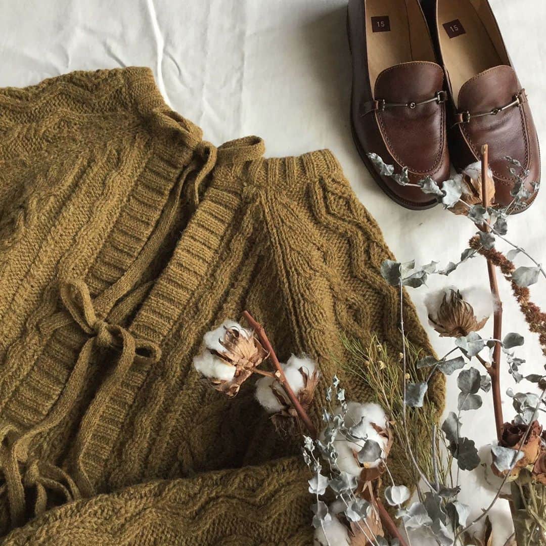 のインスタグラム：「. . @fig_london  Shetland2way cardigan ¥13,000+tax . . #figlondon #フィグロンドン#ニットコーデ#ニット#ケーブルニット#シェットランド#アトリエドゥサボン」