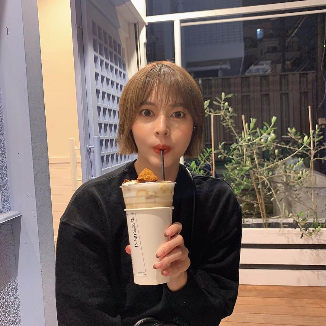 えなちぃのインスタグラム：「テラスでお茶した🍵 最新のダルゴナコーヒー 飲んだよ🥺 . 上がカルメ焼きでそれを溶かして食べるみたい😍 美味しかった❣️」