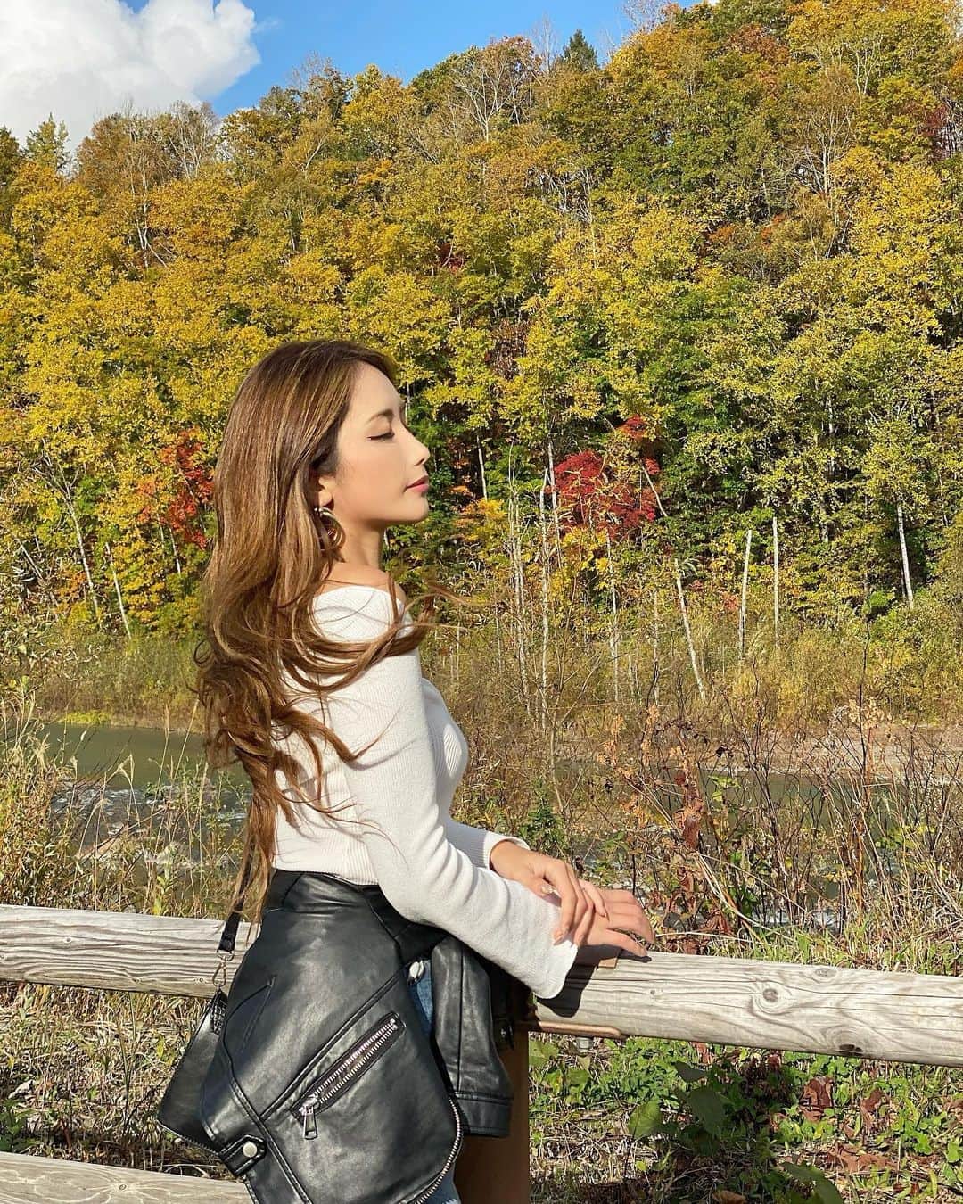 のインスタグラム：「自然って本当癒される🍁 最高のリラックスだと思う🤍  #白ひげの滝　#紅葉 #北海道 #北海道旅行 #北海道観光　#青い池 #美瑛 #japan #japanautumn」